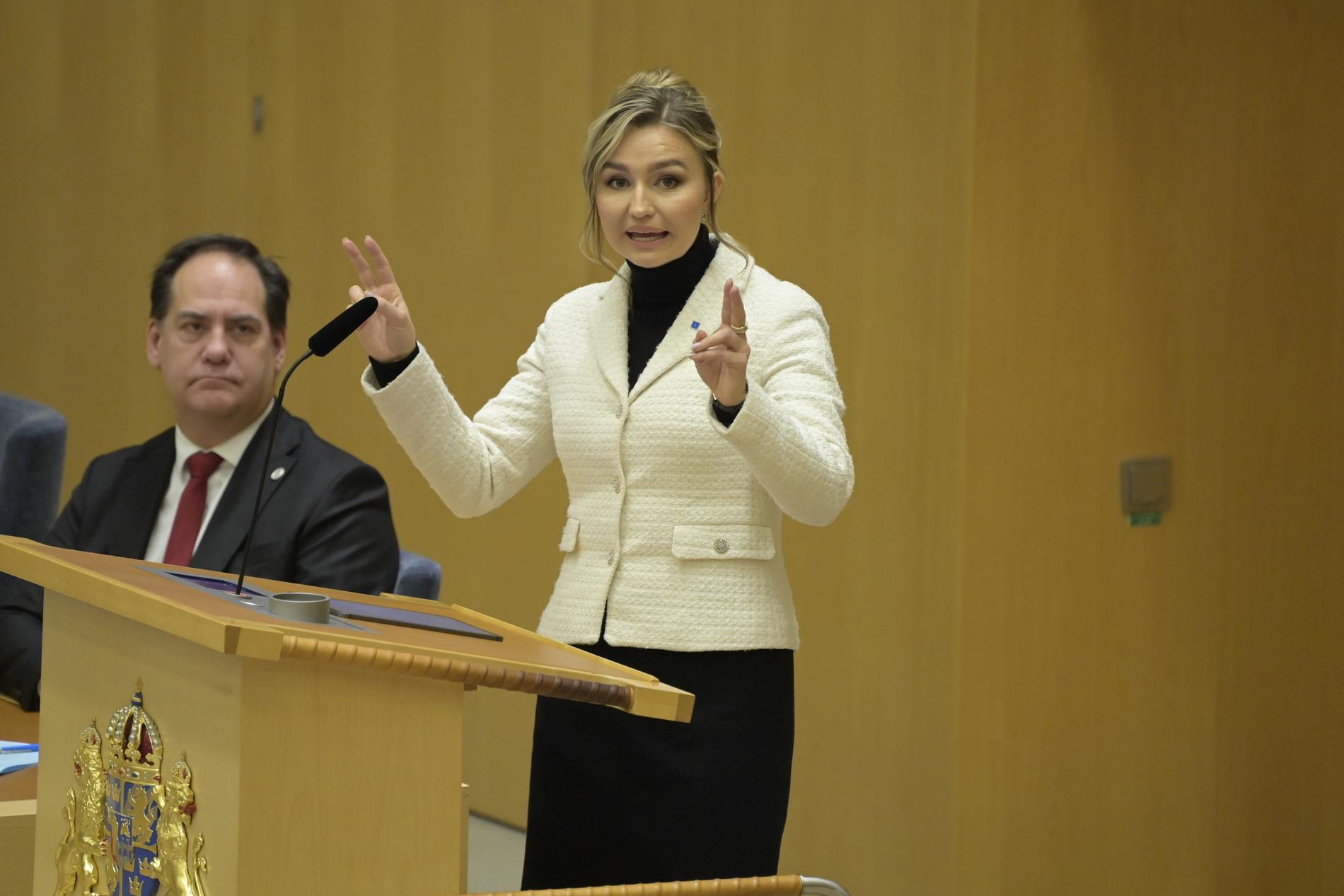 Ebba Busch under partiledardebatten i riksdagen. 