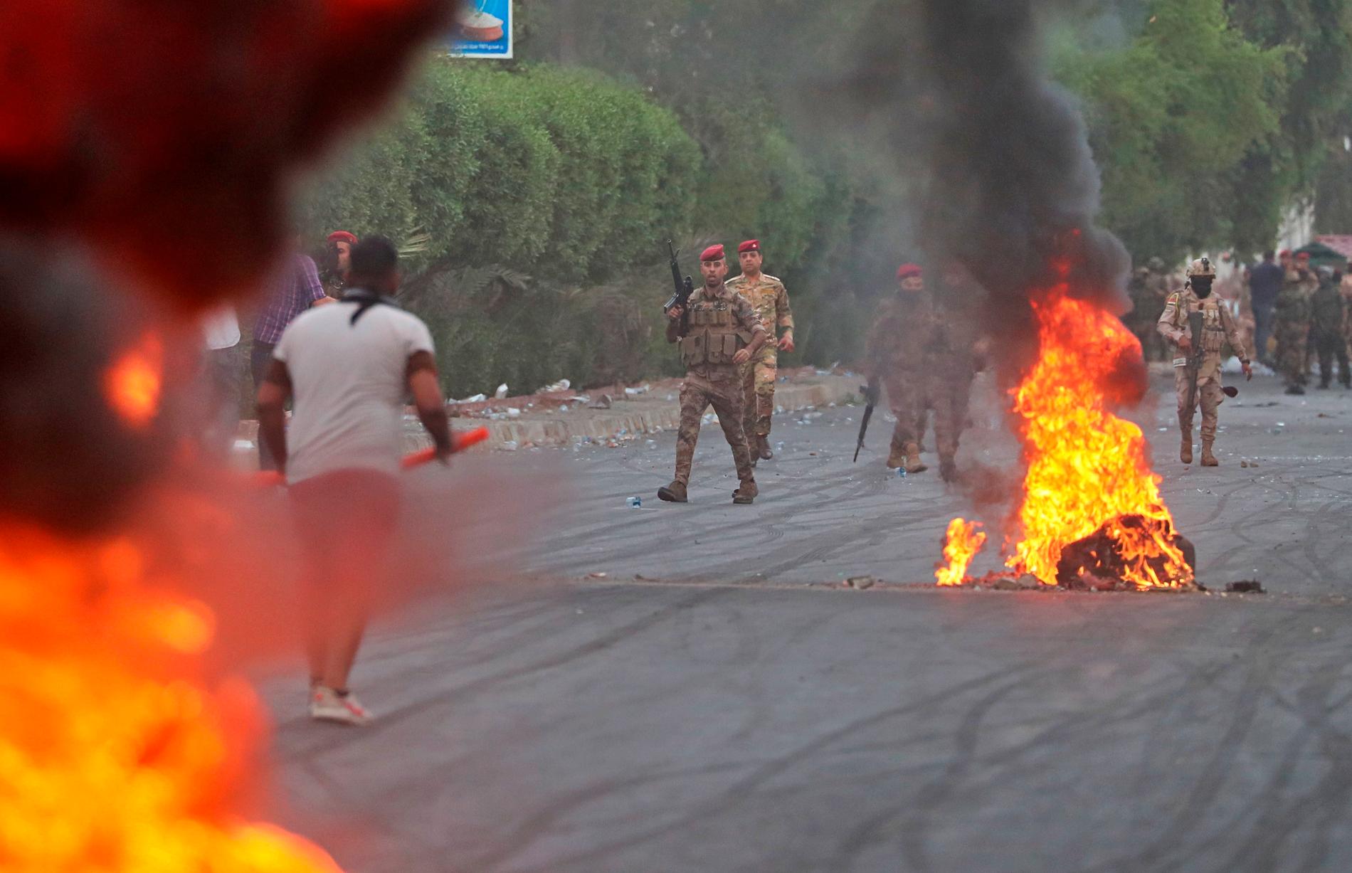 Demonstranter satte eld på däck och annat bråte i samband med helgens protester i Bagdad. Arkivbild.