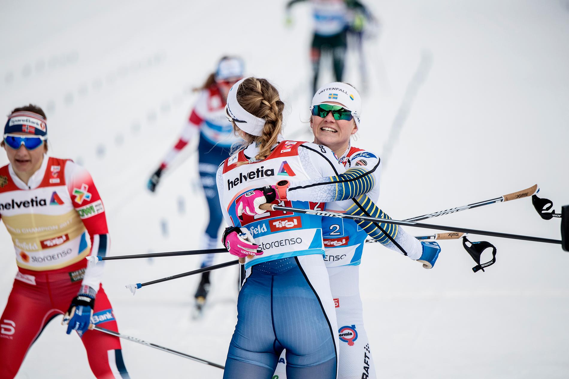 Stina Nilsson och Maja Dahlqvist efter sprintstafetten i skid-VM