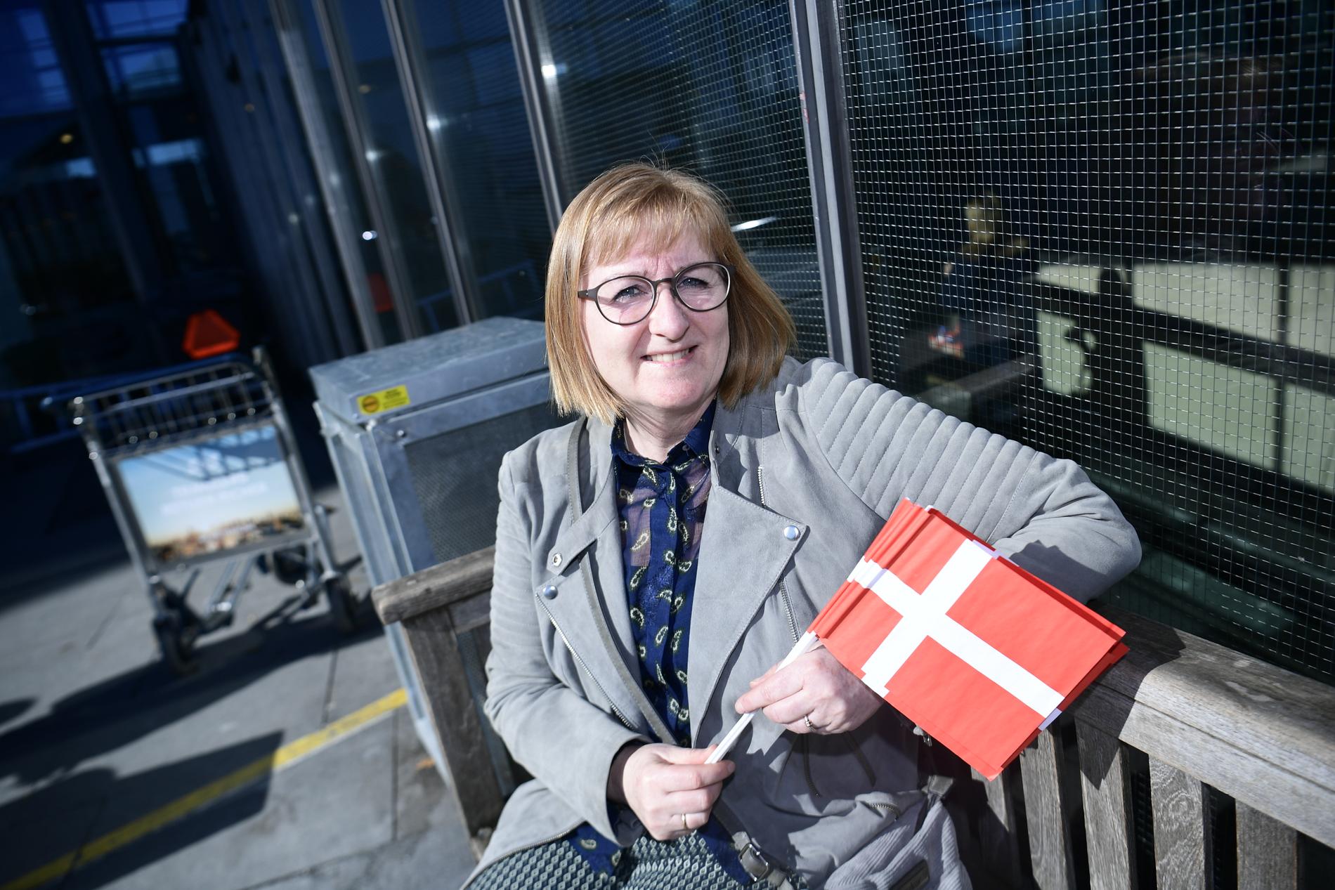 Birgit Abild från Jylland väntar med två danska pappersflaggor i knät. Snart kommer hennes son och hans flickvän att landa. De har hörsammat myndigheternas råd att komma hem.