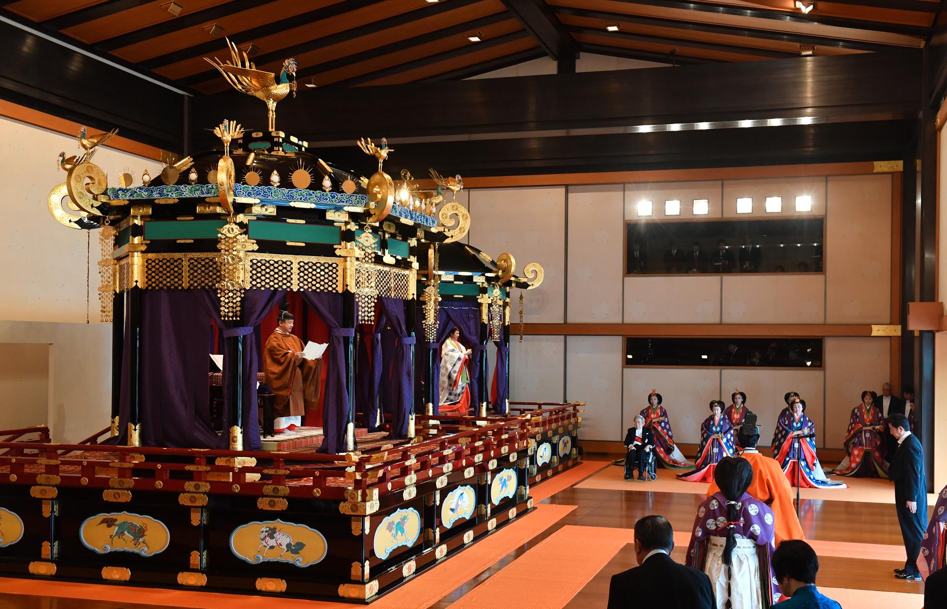 På den åtta ton tunga tronen stod Japans nye kejsare, kejsar Naruhito.