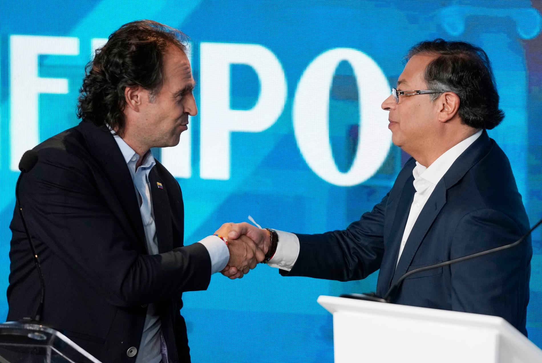 Presidentkandidaterna Gustavo Petro och Federico Gutiérrez under en valdebatt förra veckan.