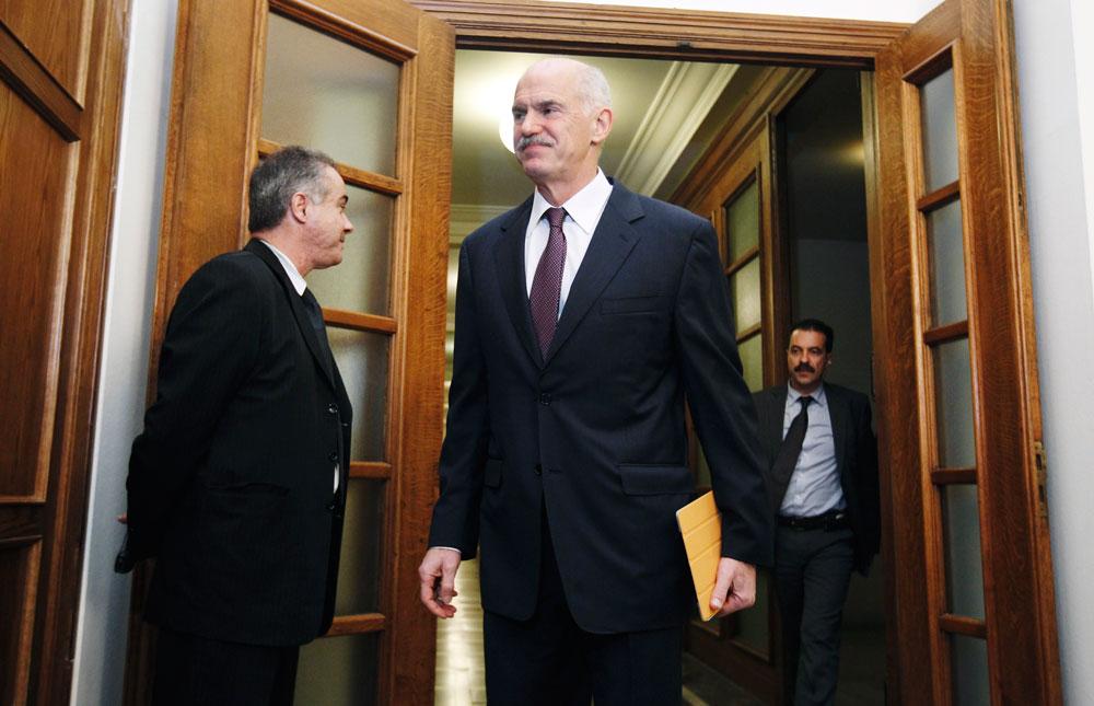 Greklands premiärminister Giorgos Papandreou backar inte från beslutet om folkomröstning.