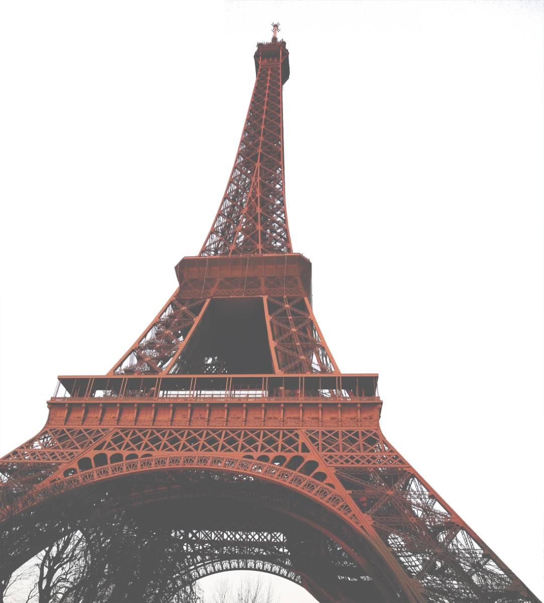 ROMANTISK PLATS I Eiffeltornet sker frieriet och förlovningen.