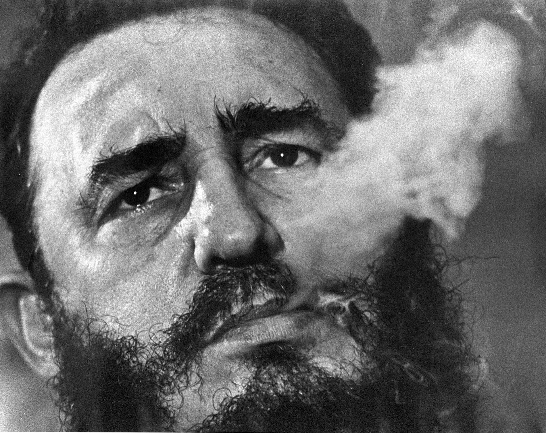 Fidel Castro röker cigarr under en intervju i presidentpalatset i Havanna 1985.