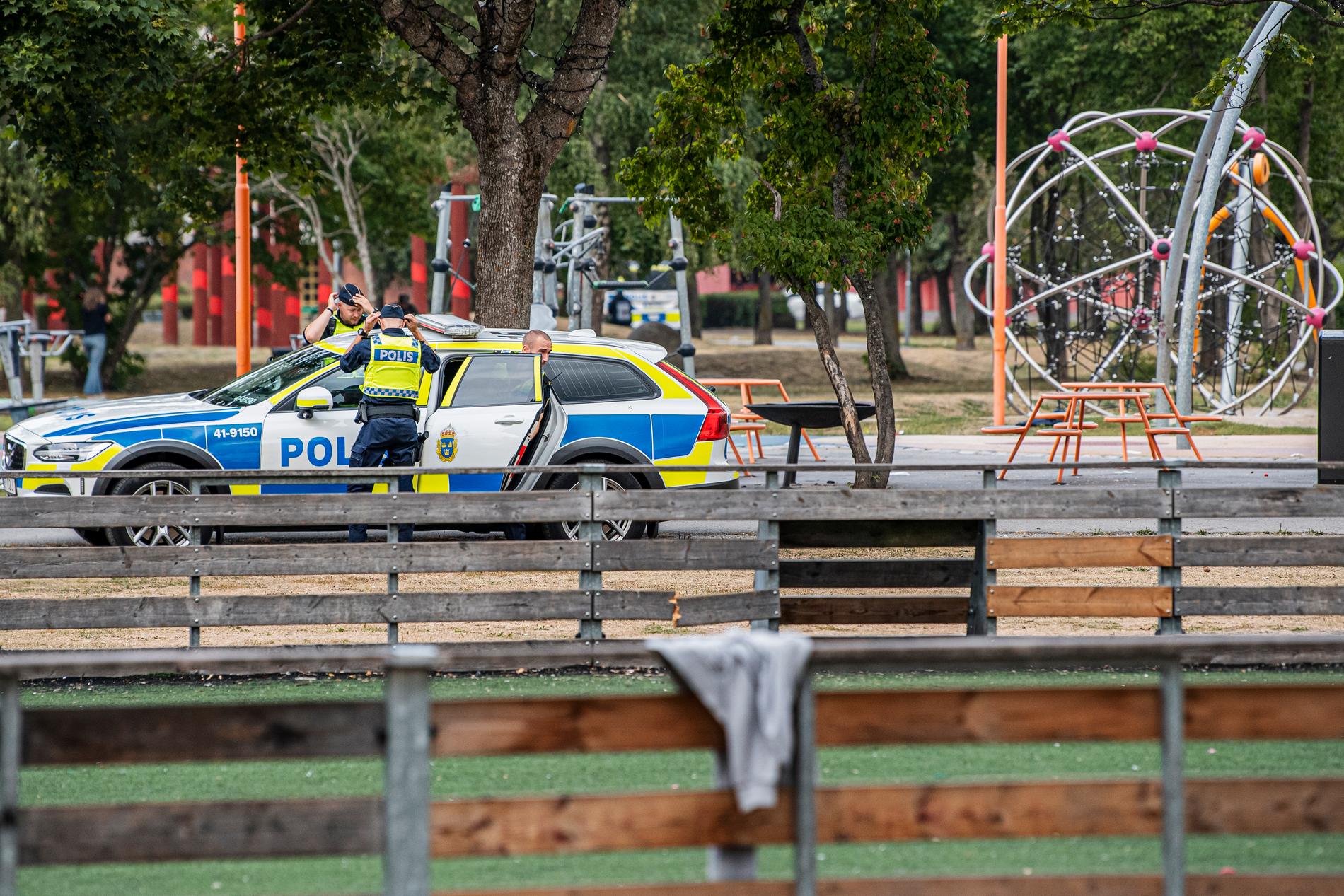 Polisen på platsen dagen efter skjutningen där en kvinna och ett barn träffades i en skottlossning i Eskilstuna.