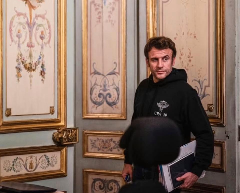 Bilderna på Macron är tagna i Gyllene rummet i Elyséepalatset. 