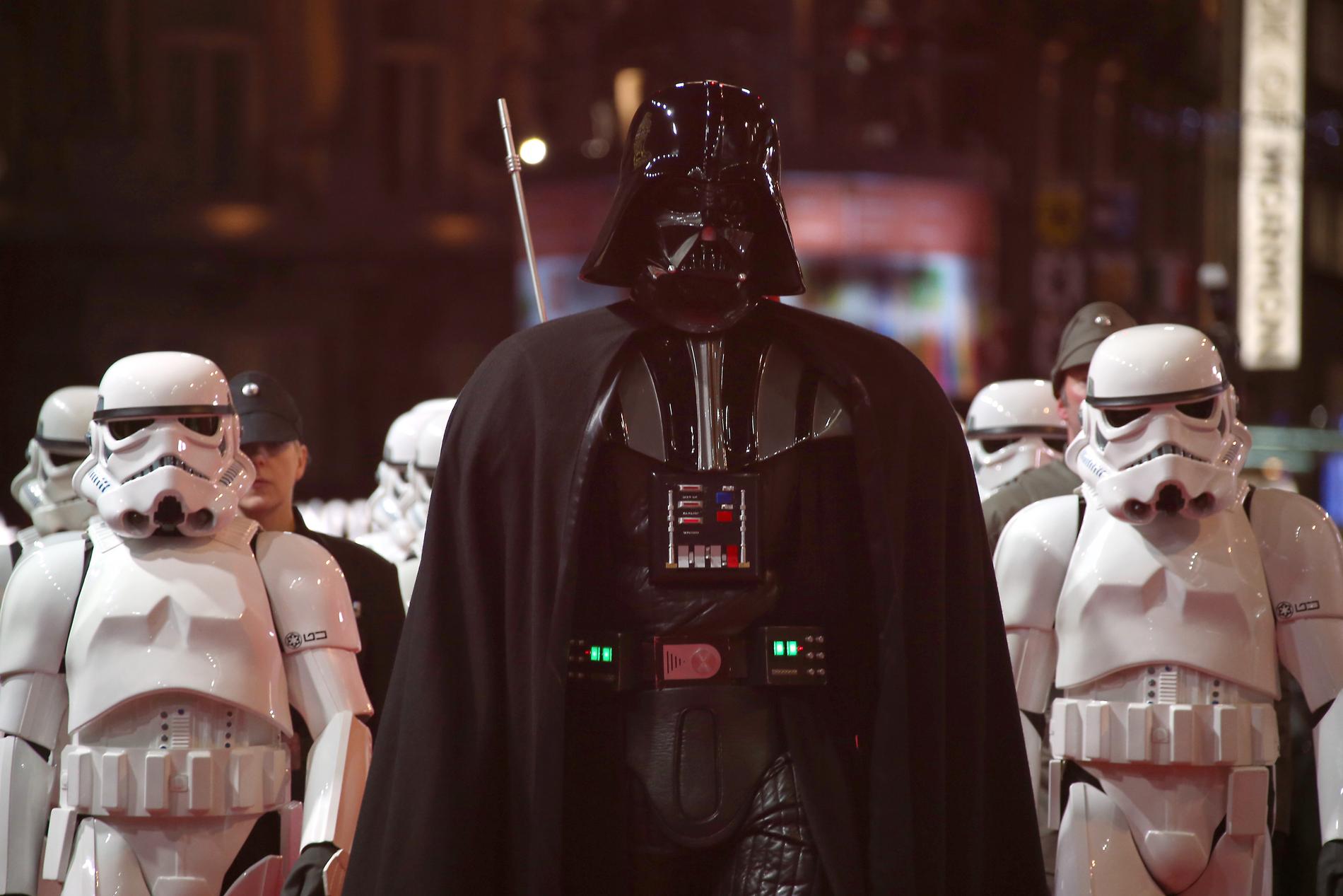Människor utklädda till Darth Vader på premiären av ”Star Wars: The Force Awakens”