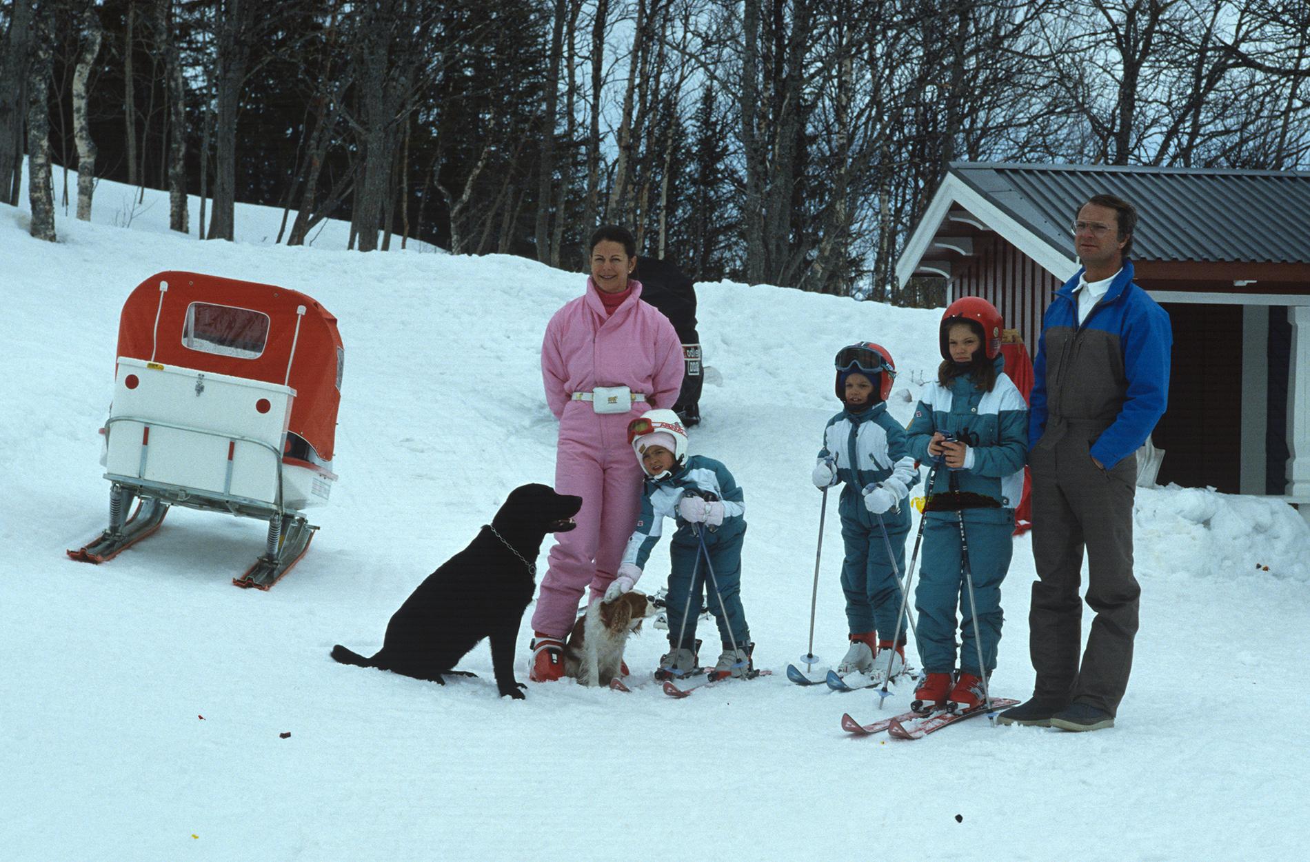 Familjeliv Drottning Silvia och kung Carl XVI Gustaf på familjesemester med kronprinsessan Victoria, prinsessan Madeleine och prins Carl Phlip i Storlien påsken 1987.