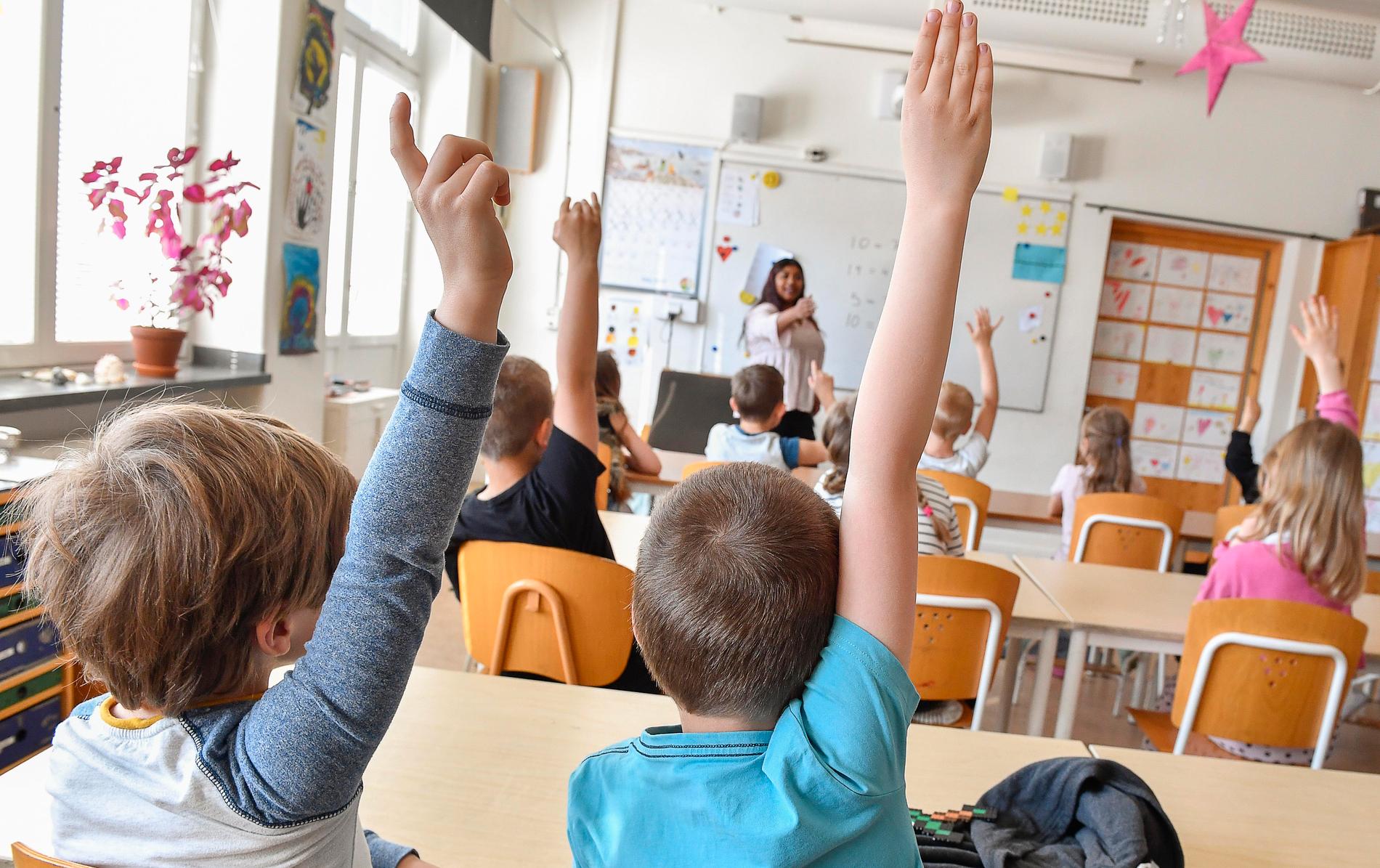 Svenska fjärdeklassares läsförmåga har rasat sedan 2016 enligt den stora internationella undersökningen Prils 2021.