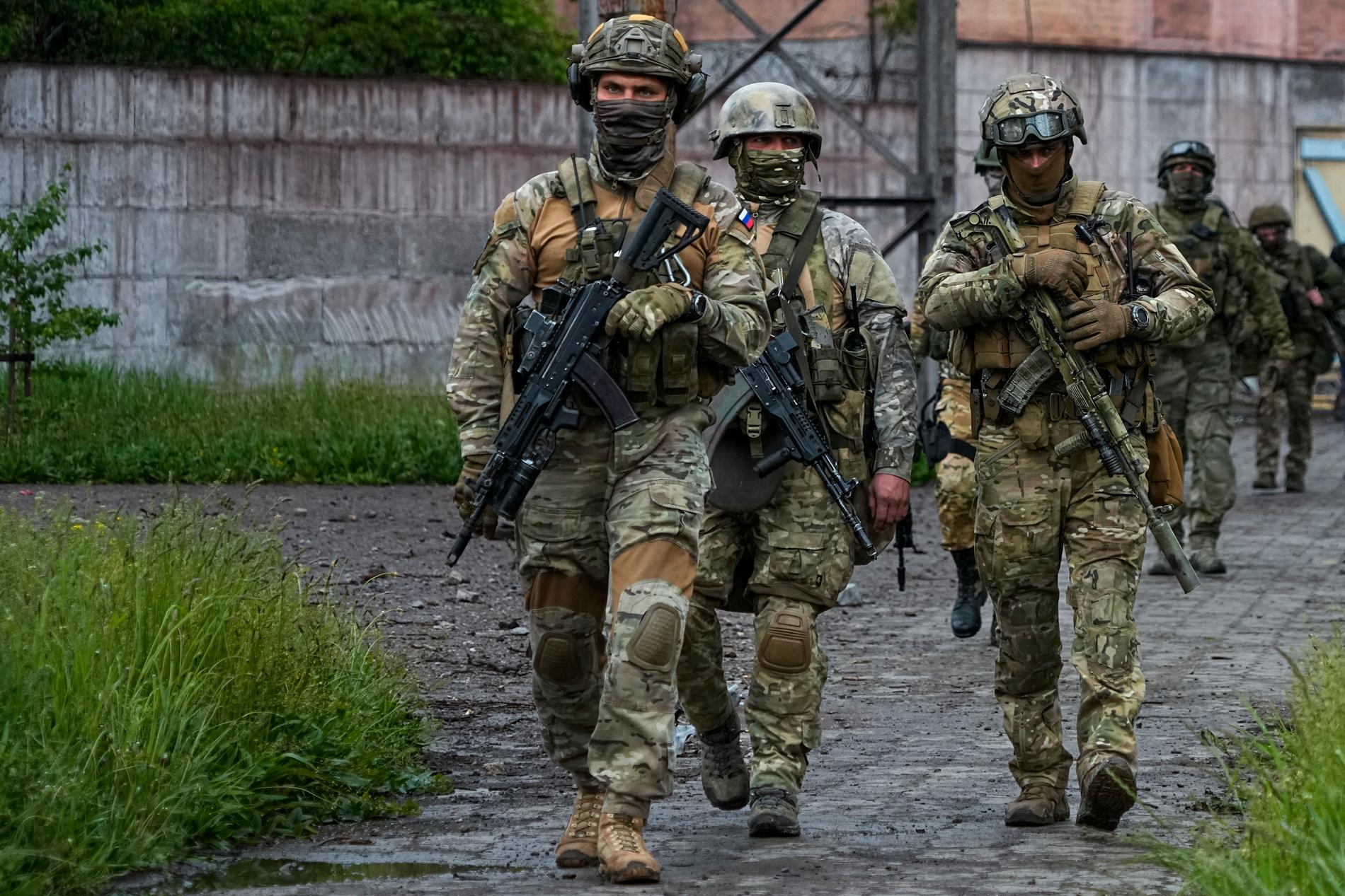 Ryska soldater utanför stålverket Azovstal i Mariupol.