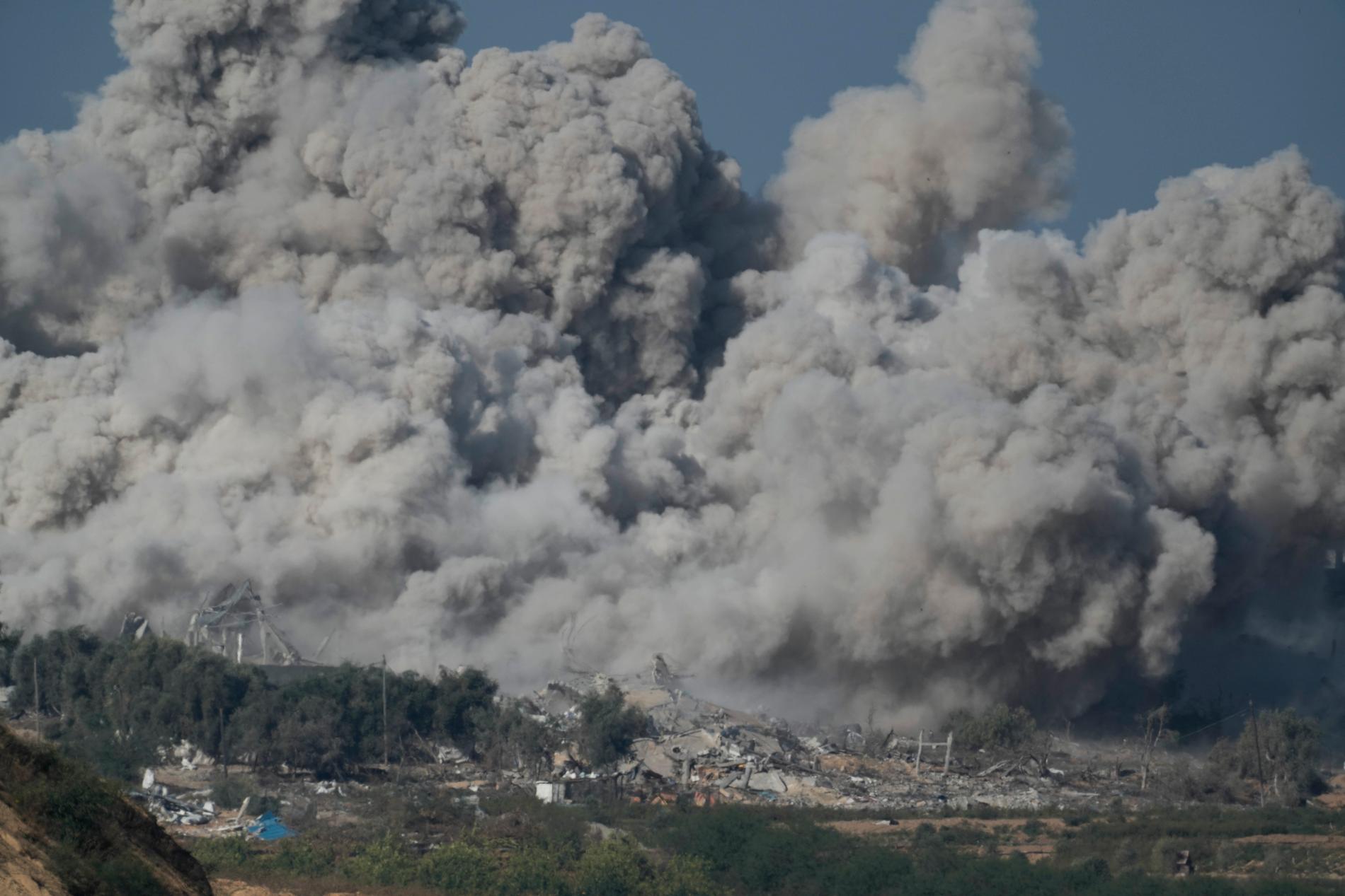 Rök stiger efter en israelisk attack mot Gazaremsan på torsdagen.