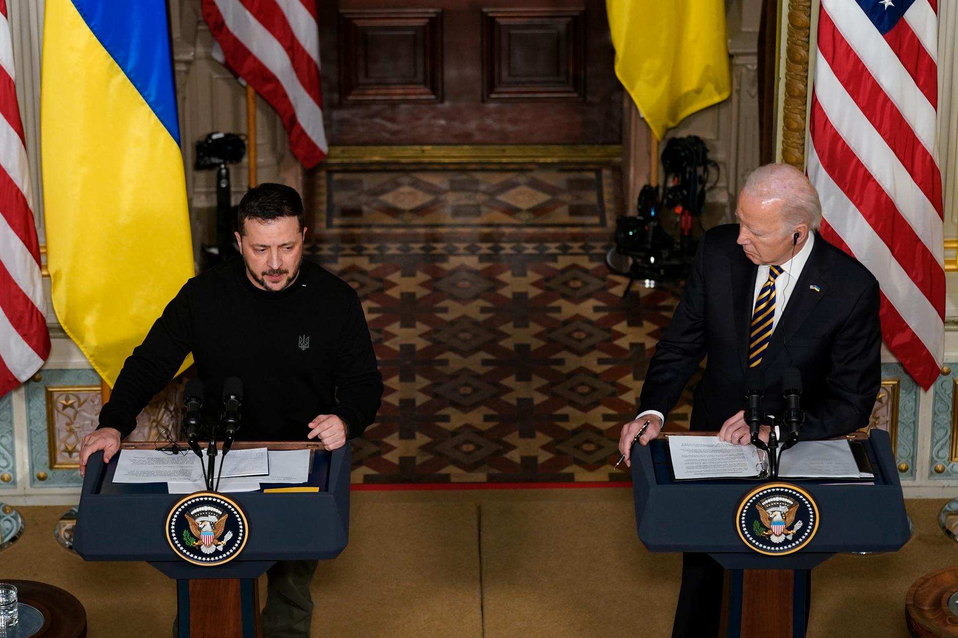 Volodymyr Zelenskyj talar under en presskonferens med president Joe Biden i Vita huset, tisdag 12 december.