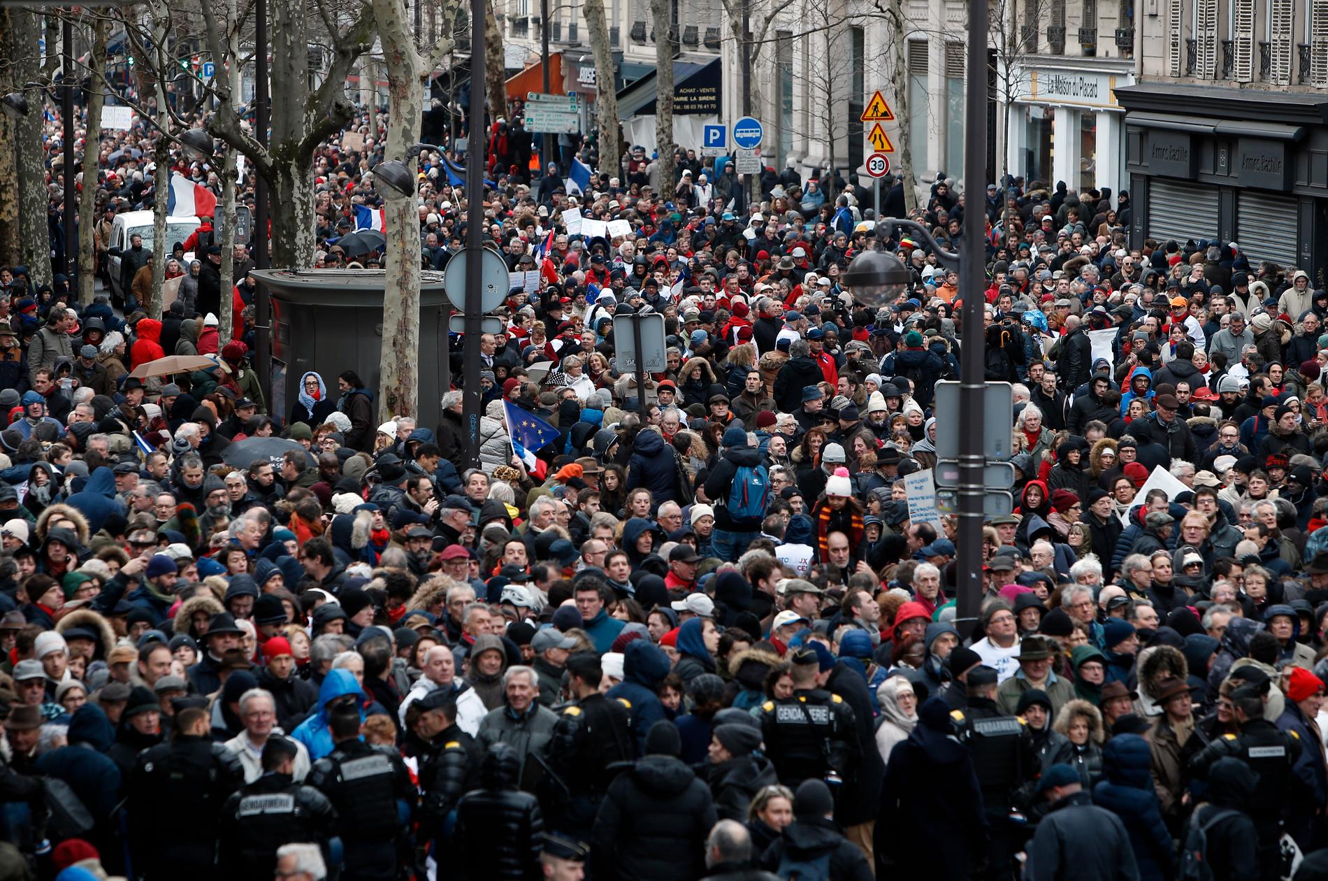 Tusentals människor marscherade med röda sjalar i Paris – i protest mot de Gula västarna.