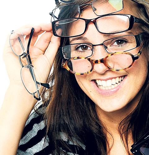 Vilka passar bäst? De flesta internetoptiker låter köparen låna hem och prova 3-6 olika glasögon. På ett par av sajterna kan man också läsa in en bild av sig själv, och testa bågarna på skärmen.