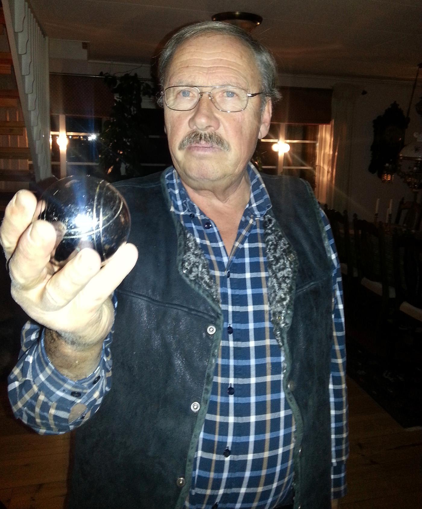 Leif Fornstedt, 69, lyckades fälla en älg - med ett bouleklot.