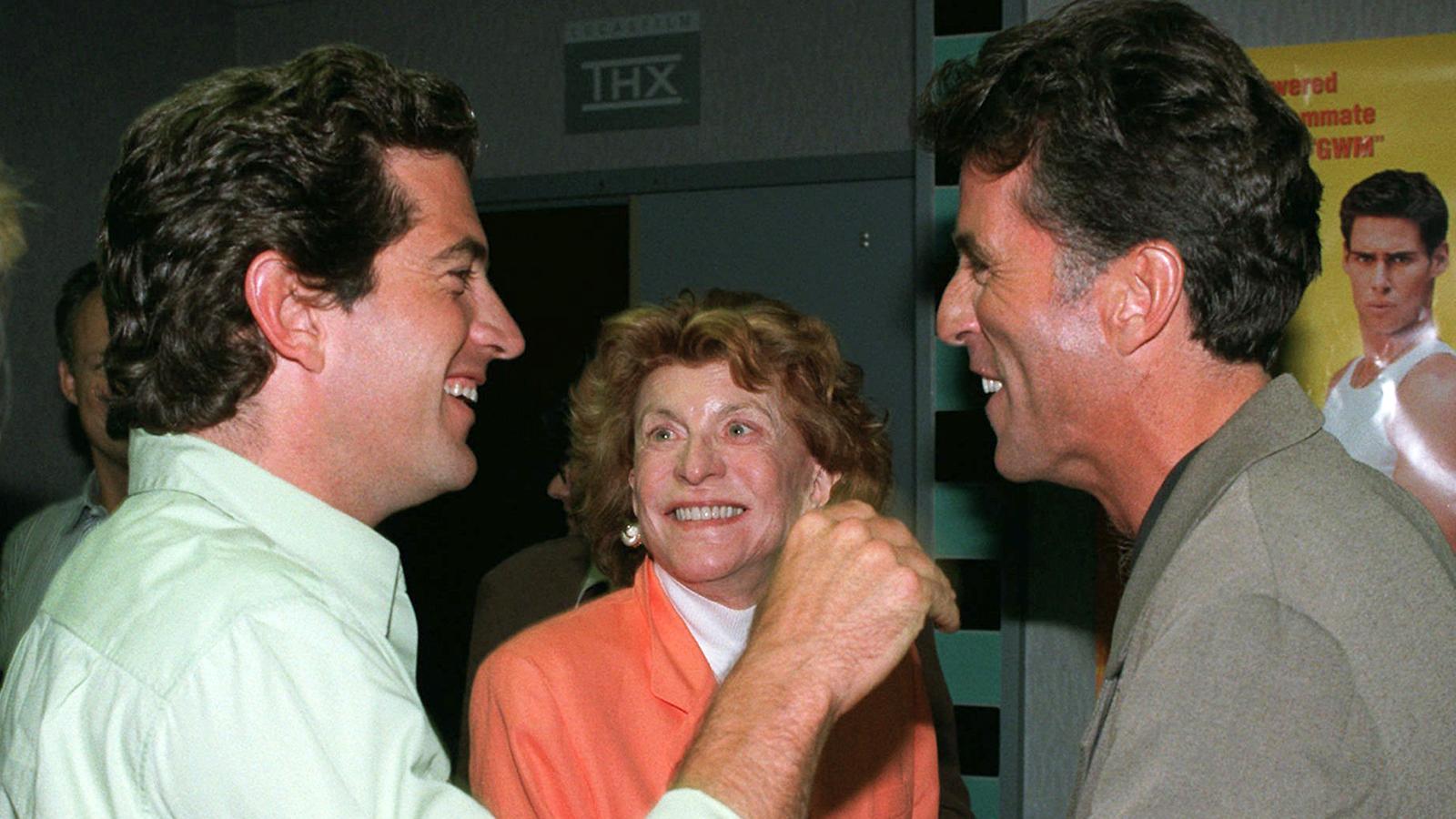 Christopher Lawford (till höger) med sin kusin John F Kennedy Jr och sin mamma Patricia Kennedy Lawford 1997.