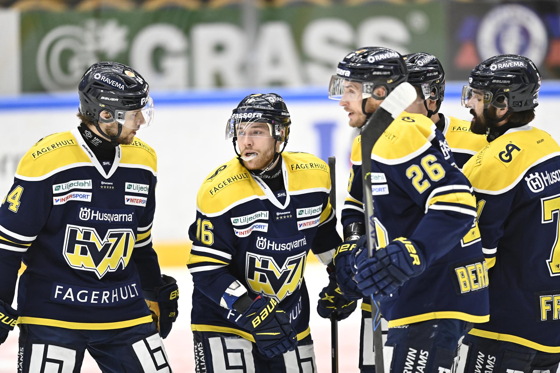 JÖNKÖPING 20210403 HV:s Filip Sandberg #16 i mitten har gjort 2-0 under lördagens ishockeymatch i SHL mellan HV71 och Linköping HC i Husqvarna Garden. Foto: Mikael Fritzon / TT / kod 62360