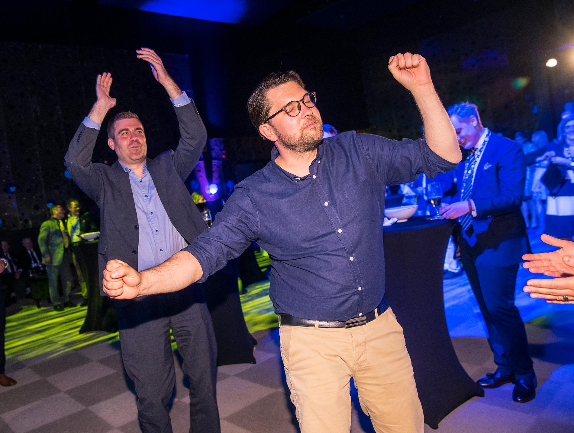 En annan typ av ”Jimmie moment”. Jimmie Åkesson dansar på Sverigedemokraternas EU-valvaka.