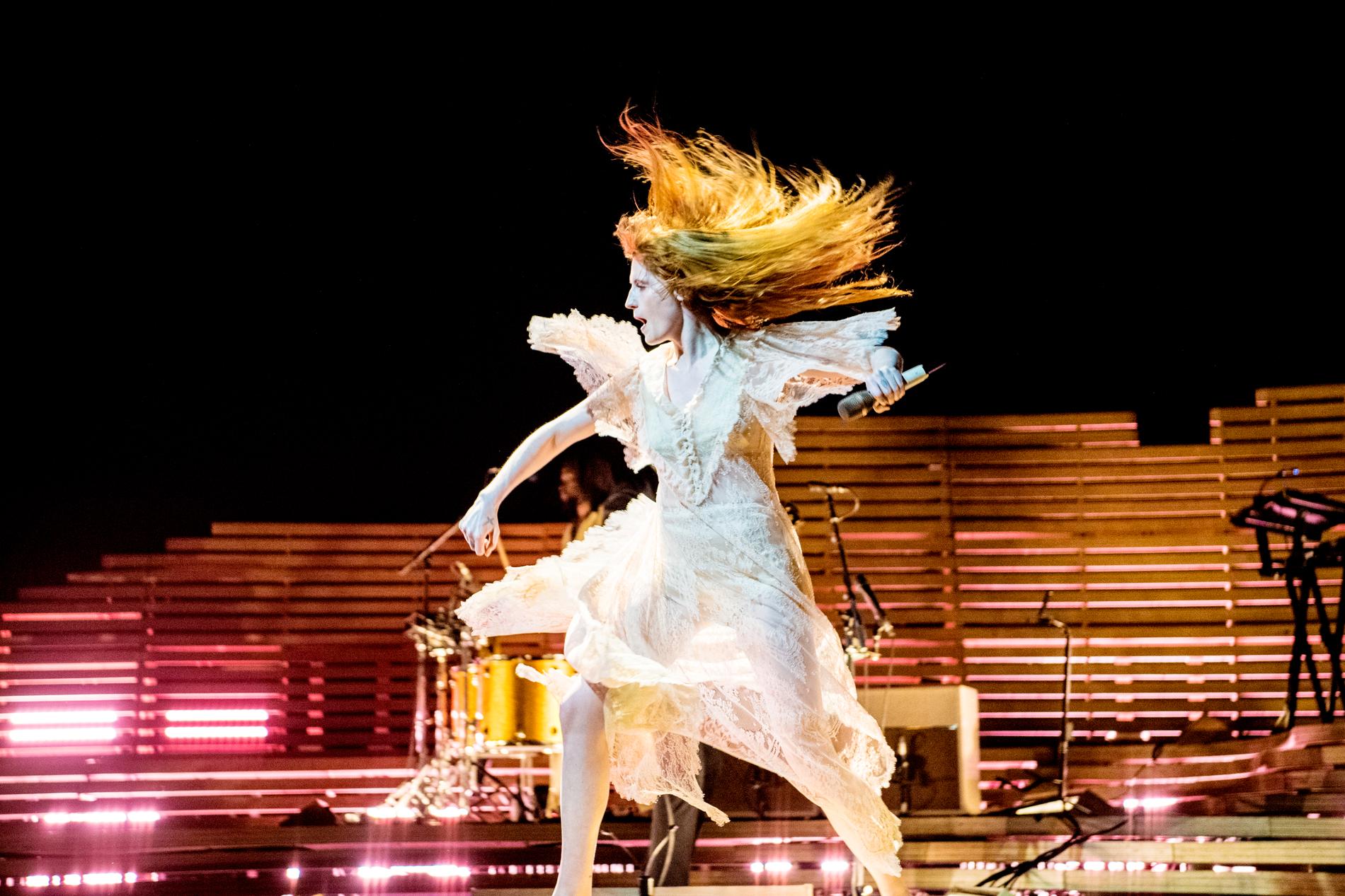 Florence Welch rusar mellan både scenkanter och ytterligheter under sin första Globen-show med Florence And The Machine.