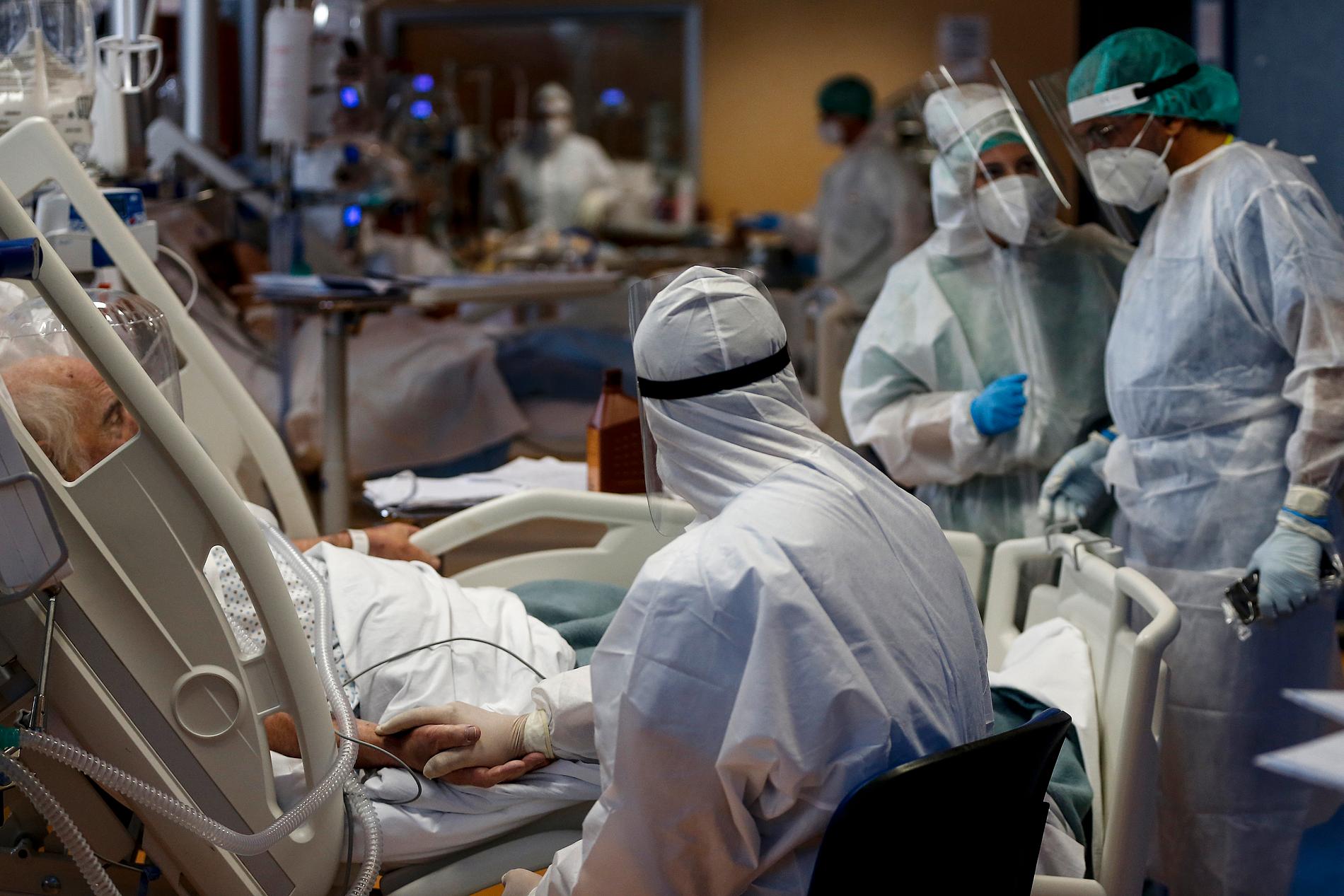 En covidpatient som får vård på ett sjukhus i Rom i Italien.