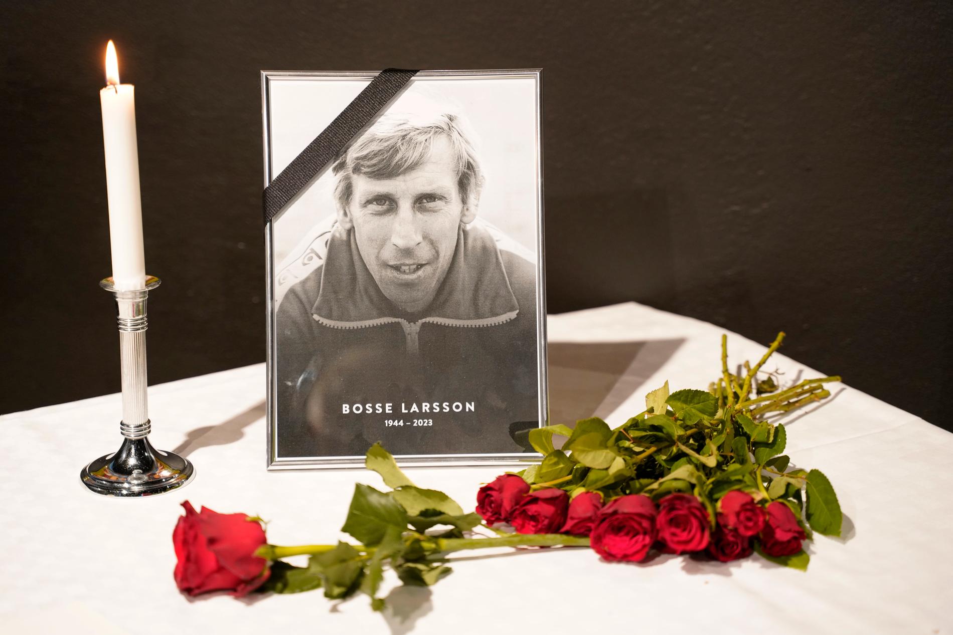Malmöbor samlade vid ett kondoleansbord vid stadion i Malmö när beskedet kom några dagar innan julafton att Malmö FF-legendaren Bosse Larsson avlidit. Arkivbild.