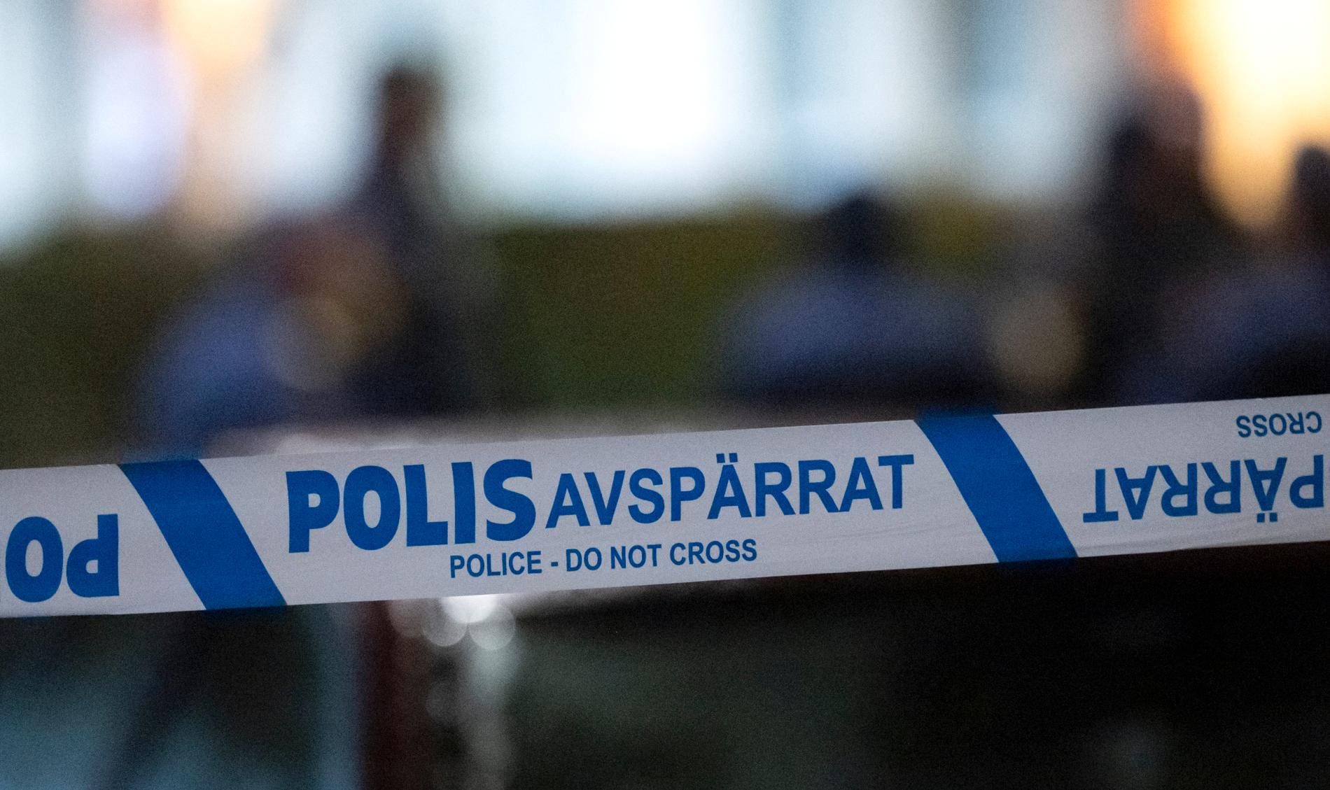En man har förts till sjukhus efter att ha blivit knivskuren i Göteborg.