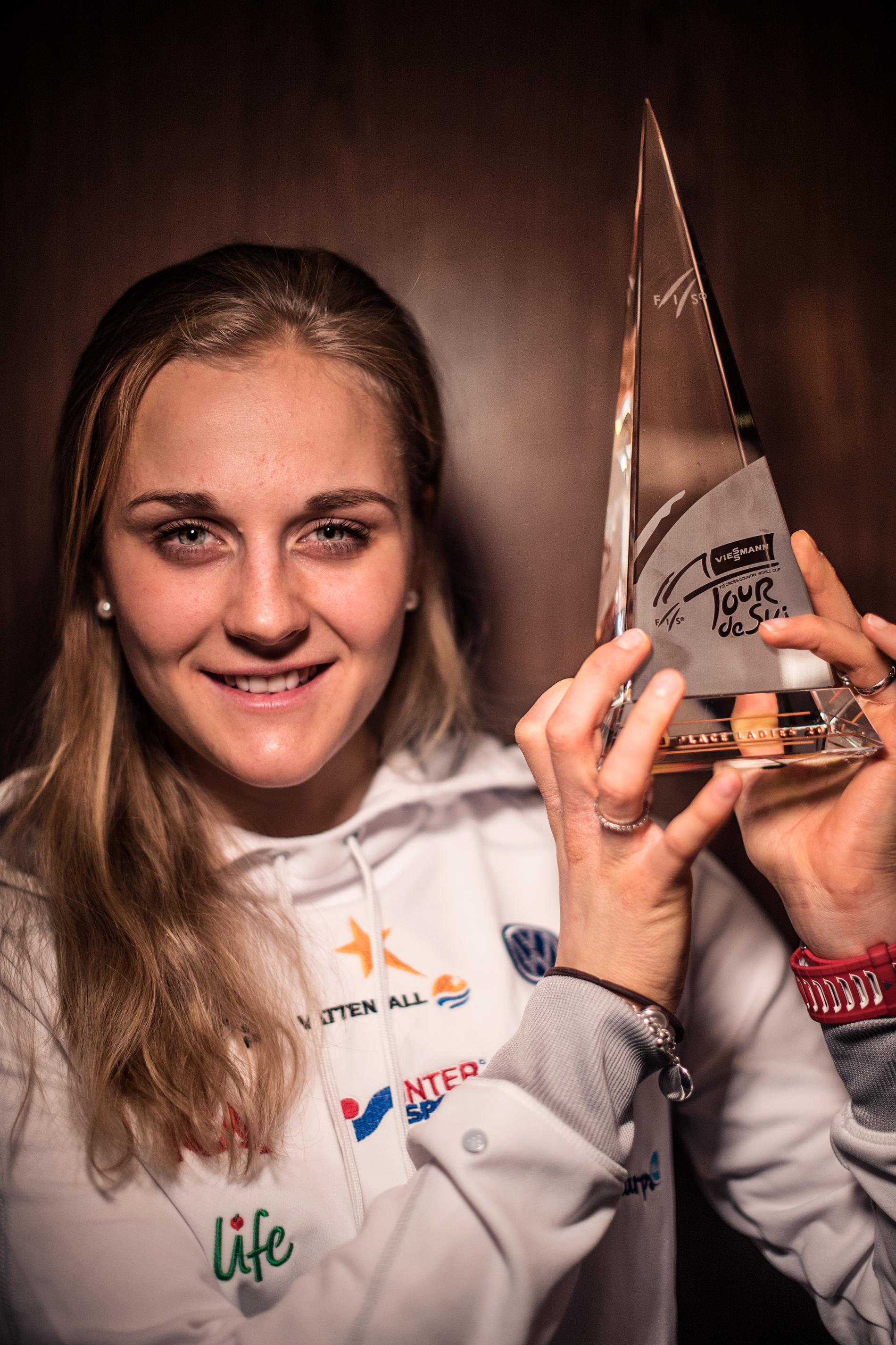 Stina Nilsson med pokalen efter tredjeplatsen i Tour de Ski.