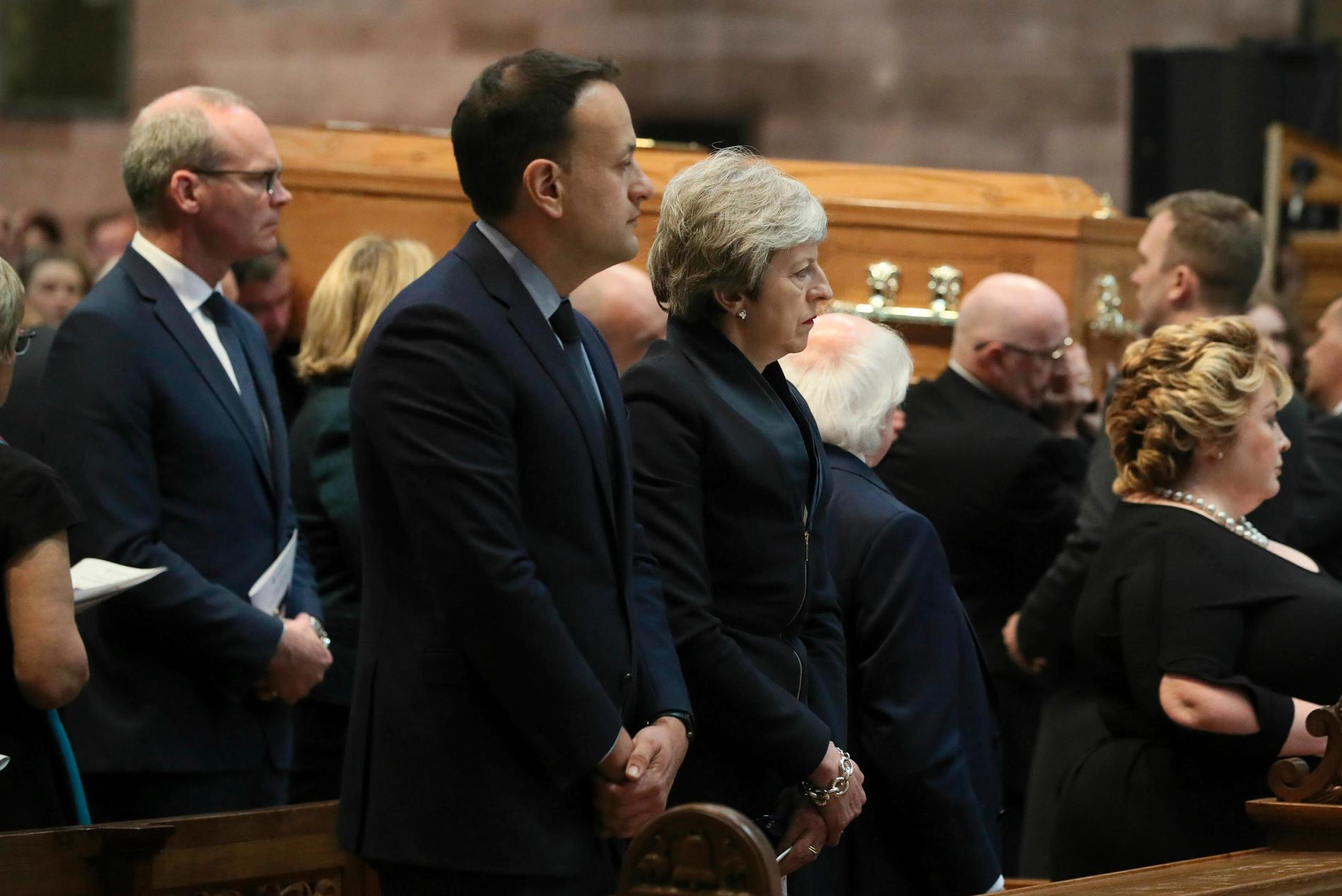 Irlands premiärminister Leo Varadkar med den brittiska premiärministern Theresa May vid begravningen av Lyra McKee i S:t Anne's Cathedral i Belfast.