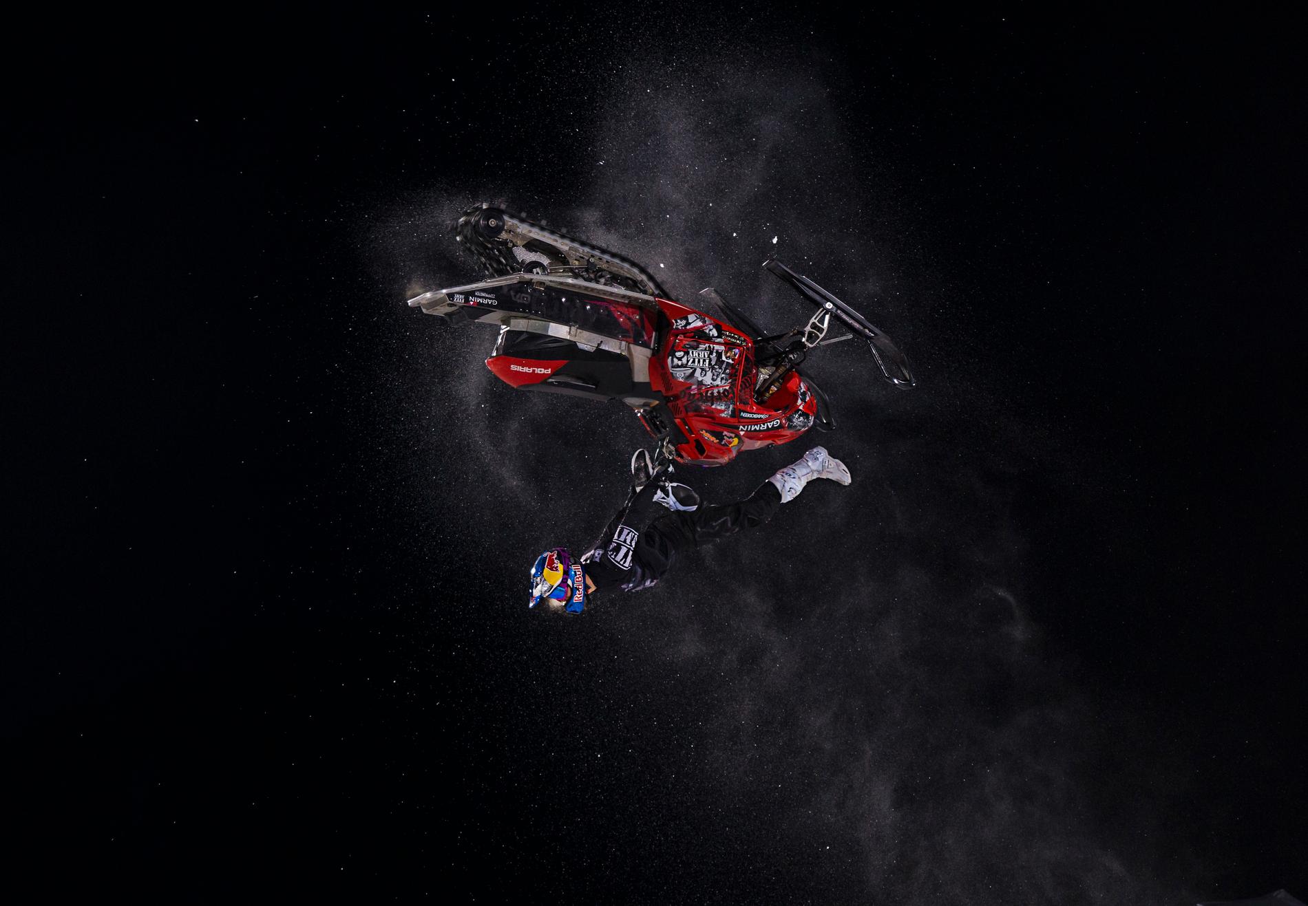 Daniel Bodin flyger i luften med sin snöskoter under X-games i Apsen.