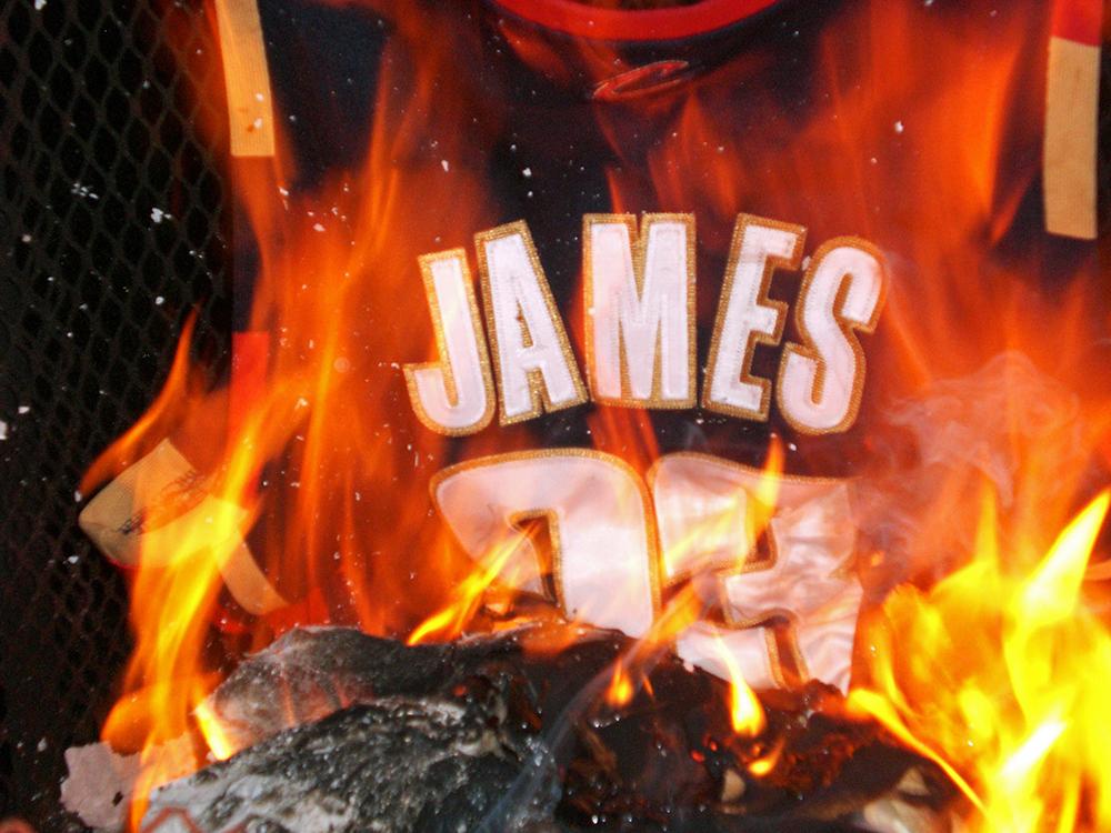 James Cleveland-tröja bränns av fans efter övergången 2010.