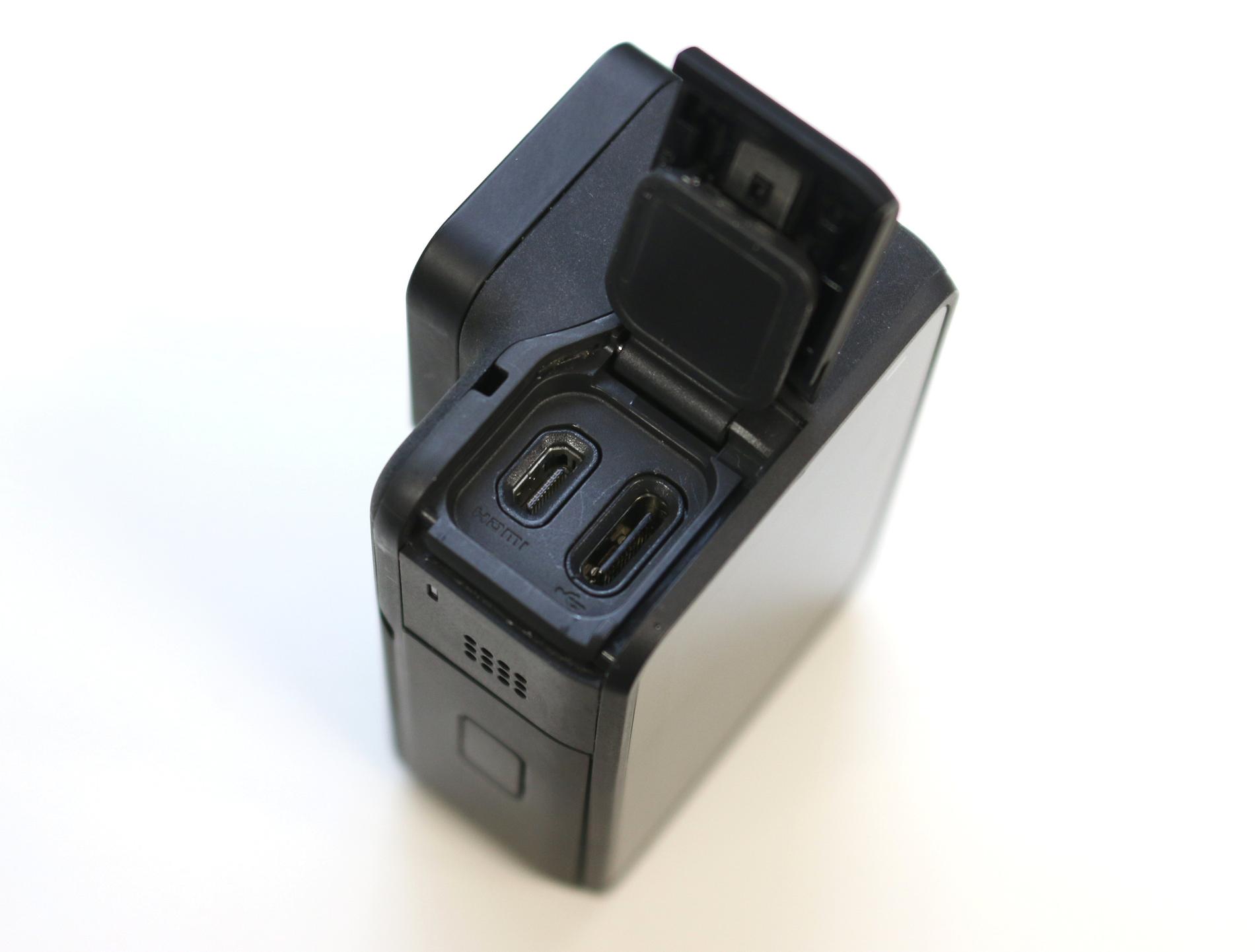 Gopro Hero7 Black har två vattentäta luckor för laddning (USB-C), hdmi, micro-SD-kort och batteri.