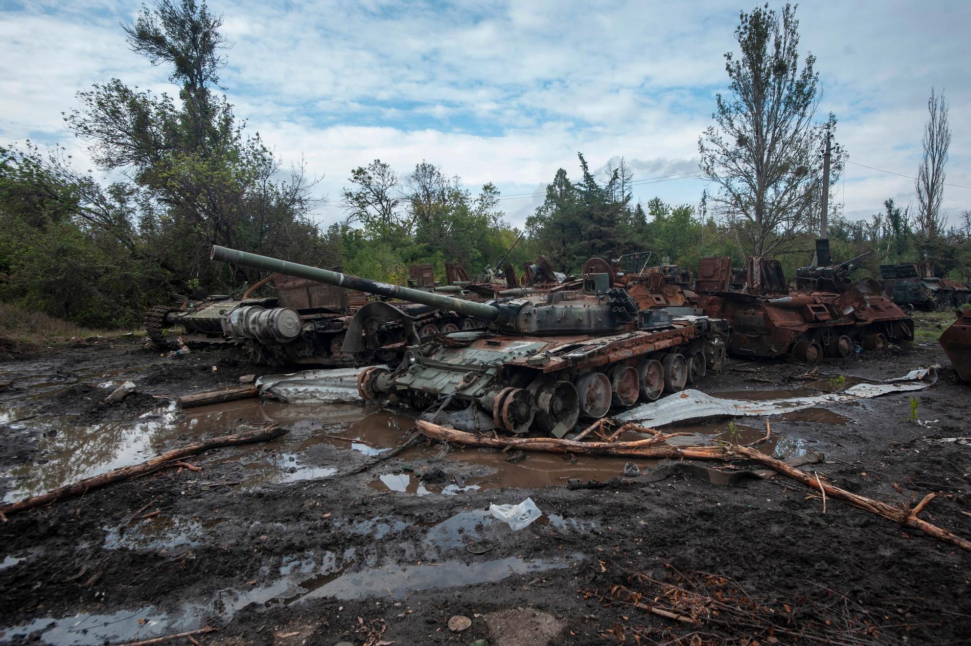 Förstörda stridsvagnar ses på en väg nära Izium i Charkiv-regionen.