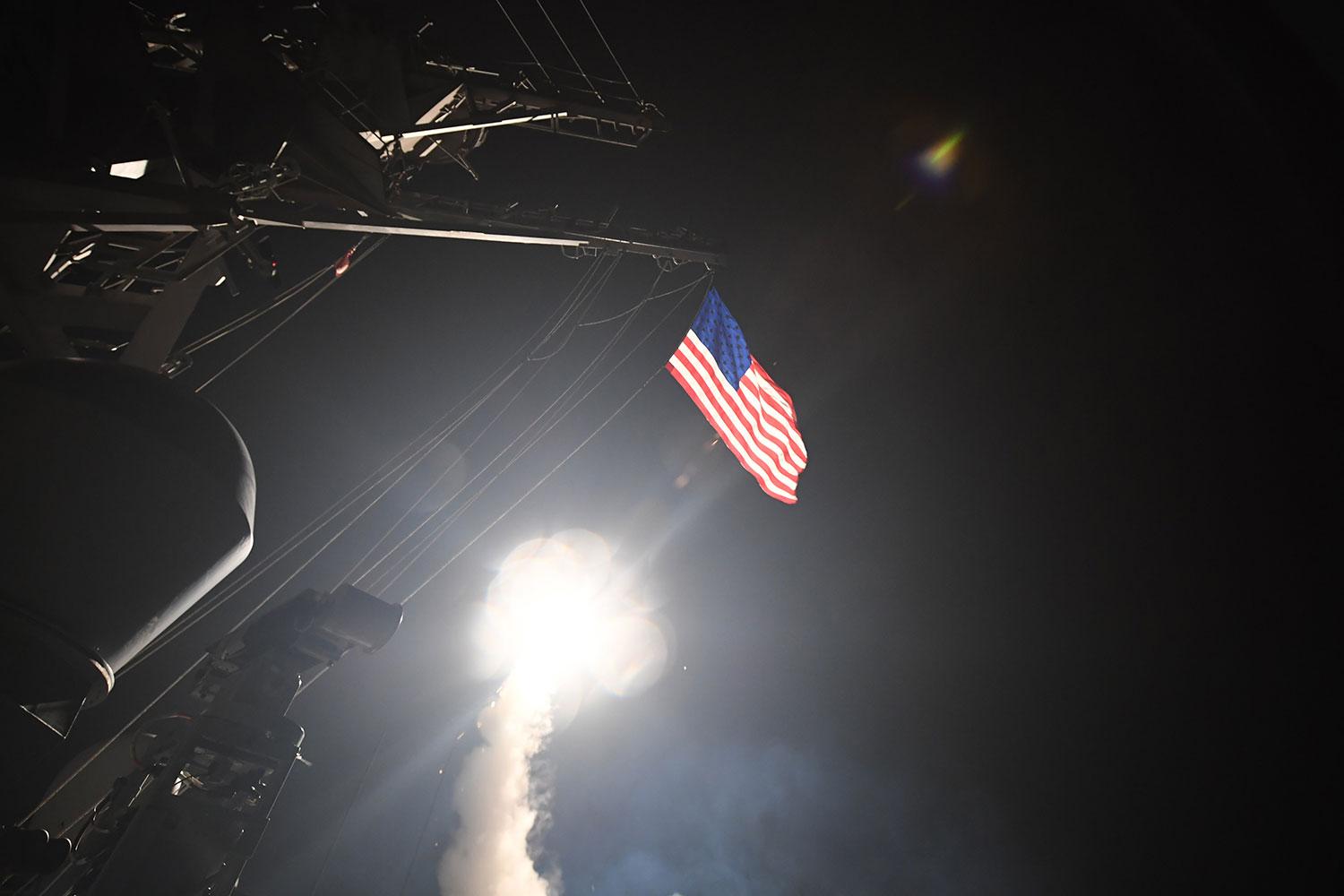 På Trumps order avfyrades 59 missiler mot en militäranläggning i Syrien. 