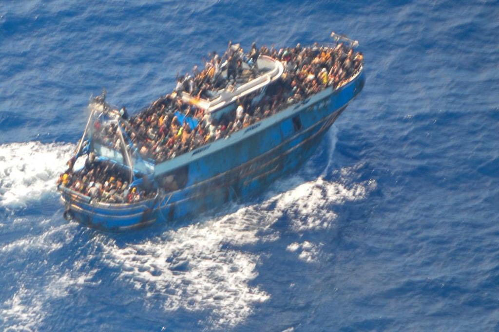 Cirka 500 personer drunknade när en båt med migranter förliste i Medelhavet.