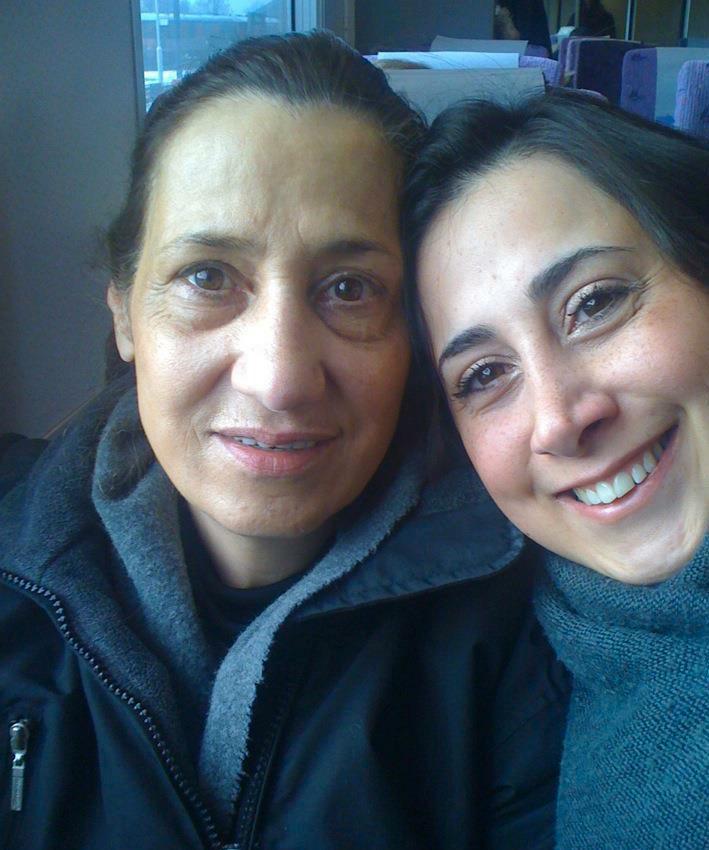 När Azadeh Hejazi Dehaghani (till höger) konverterade till kristendomen utsattes hennes mamma Minoo Sarvi (till vänster) för trakasserier. Till slut såg Minoo ingen annan utväg än att fly från Iran.