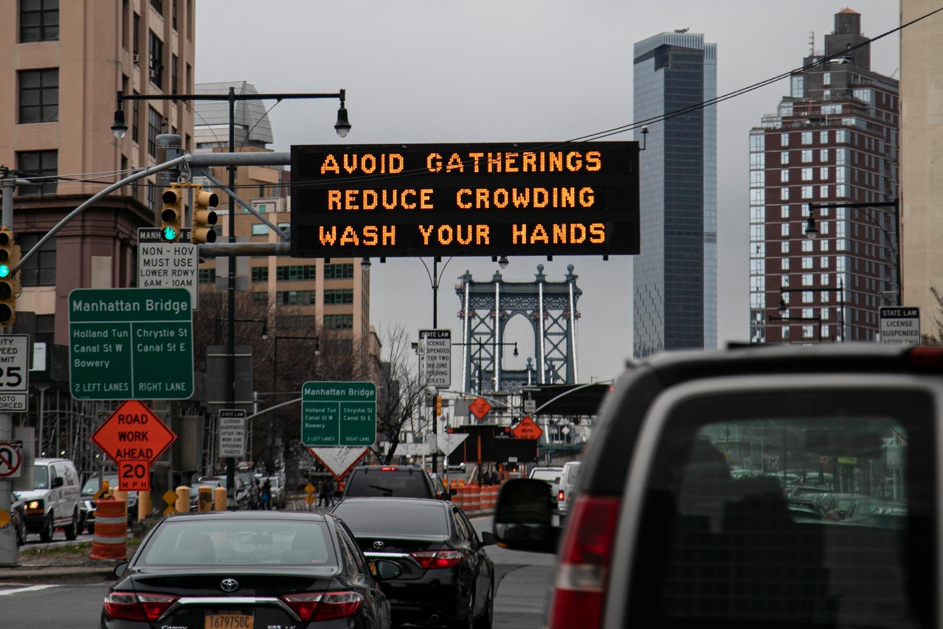 Alla invånare i delstaten New York beordras att stanna hemma. Bilden är tagen vid Manhattan Bridge i New York City på torsdagen.