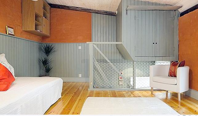 Trappan och speciella förvaringslösningar ger extra yta i rummet.