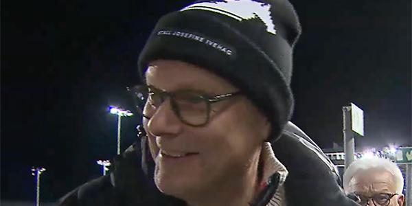 Delägaren, sportkommentatorn, Lasse Granqvist i vinarcirkeln på Solvalla efter senaste segern. 
