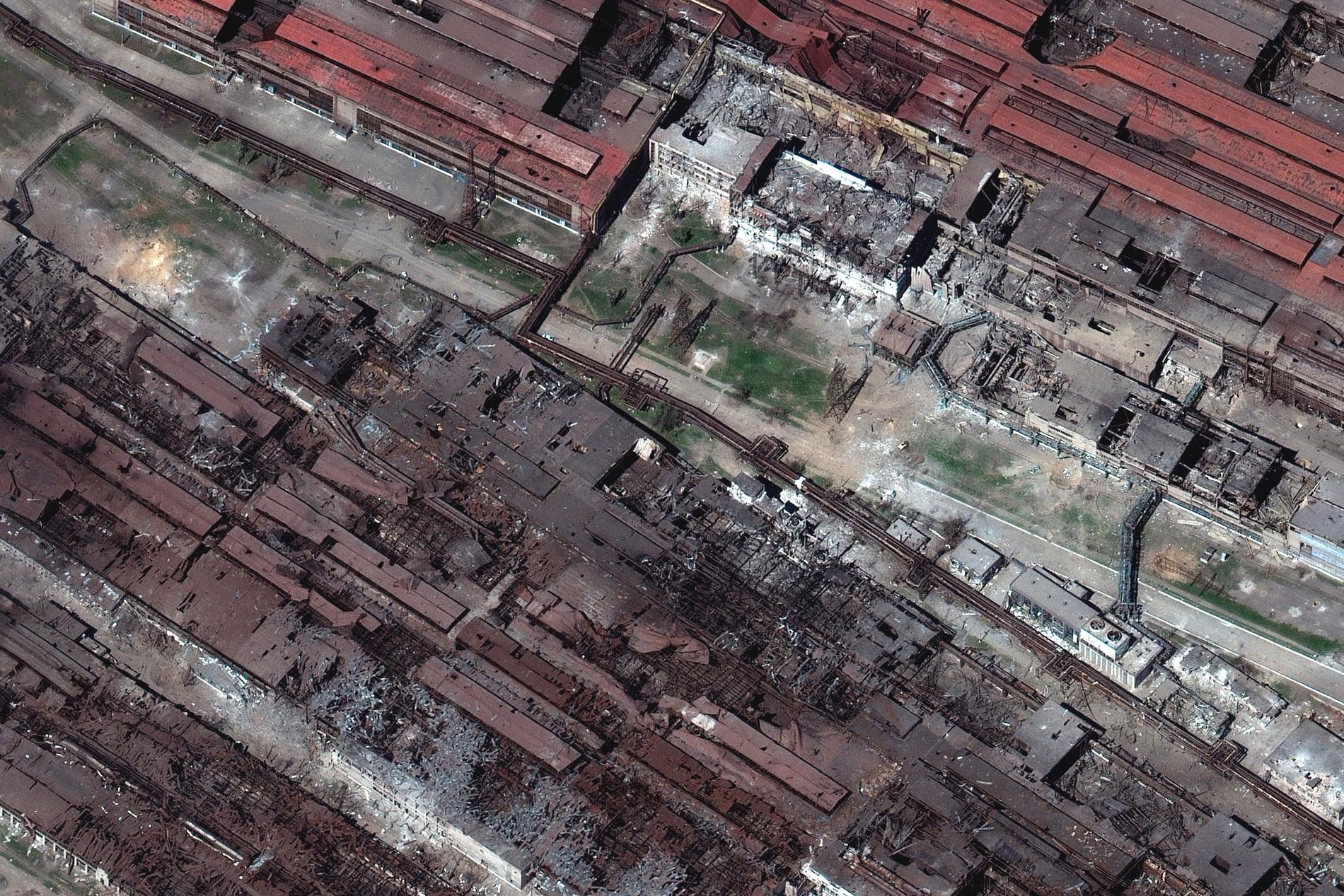 Satellitbilden visar det sönderbombade stålverket Azovstal.