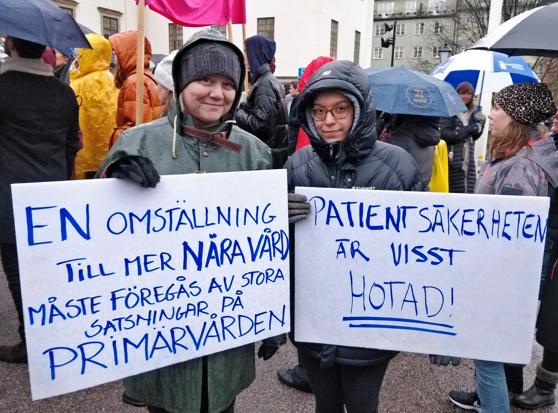 Kristin Steiner, allmänläkare i Flemingsberg, och Embla Steiner, underläkare, höll i varsitt plakat framför Landstingshuset.
