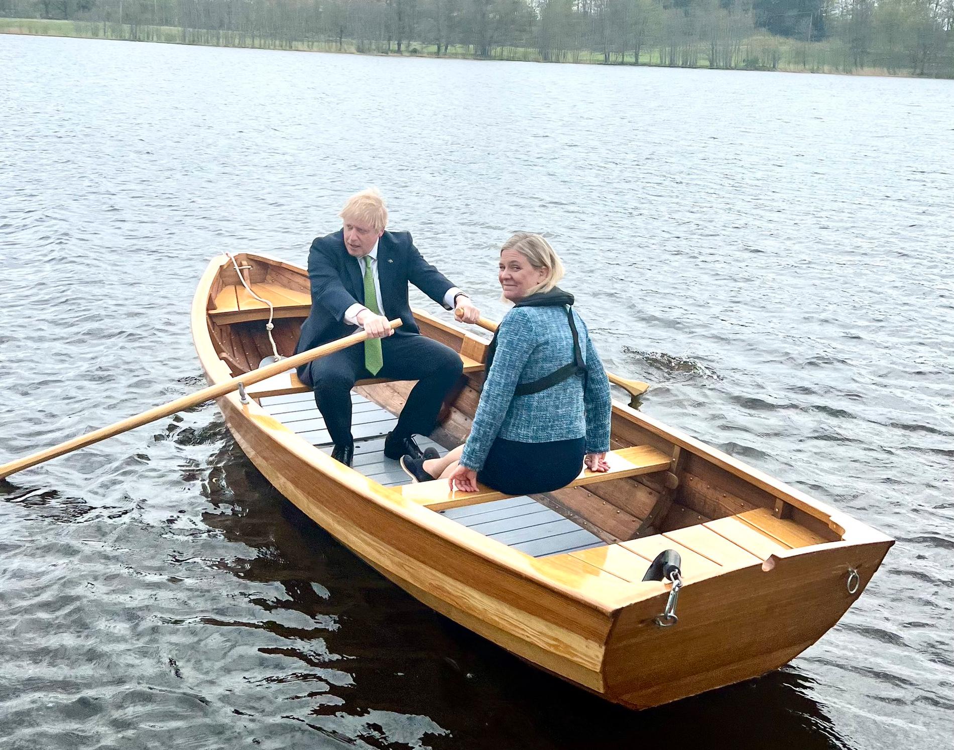 Boris Johnson fattade årorna under båtturen. 