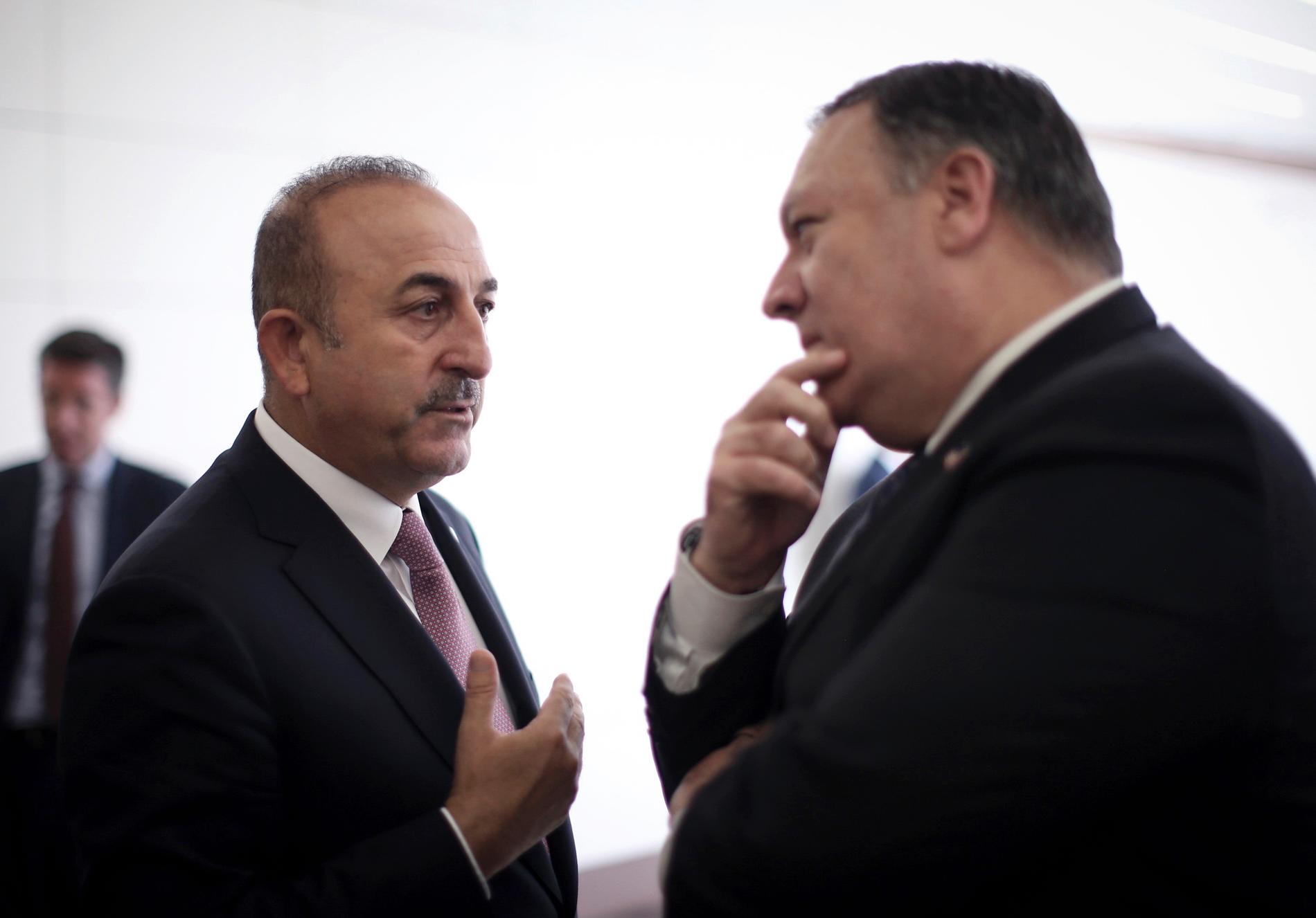 Turkiets utrikesminister Mevlüt Cavusoglu, till vänster, i samspråk med sin amerikanske motpart Mike Pompeo i Ankara i oktober.