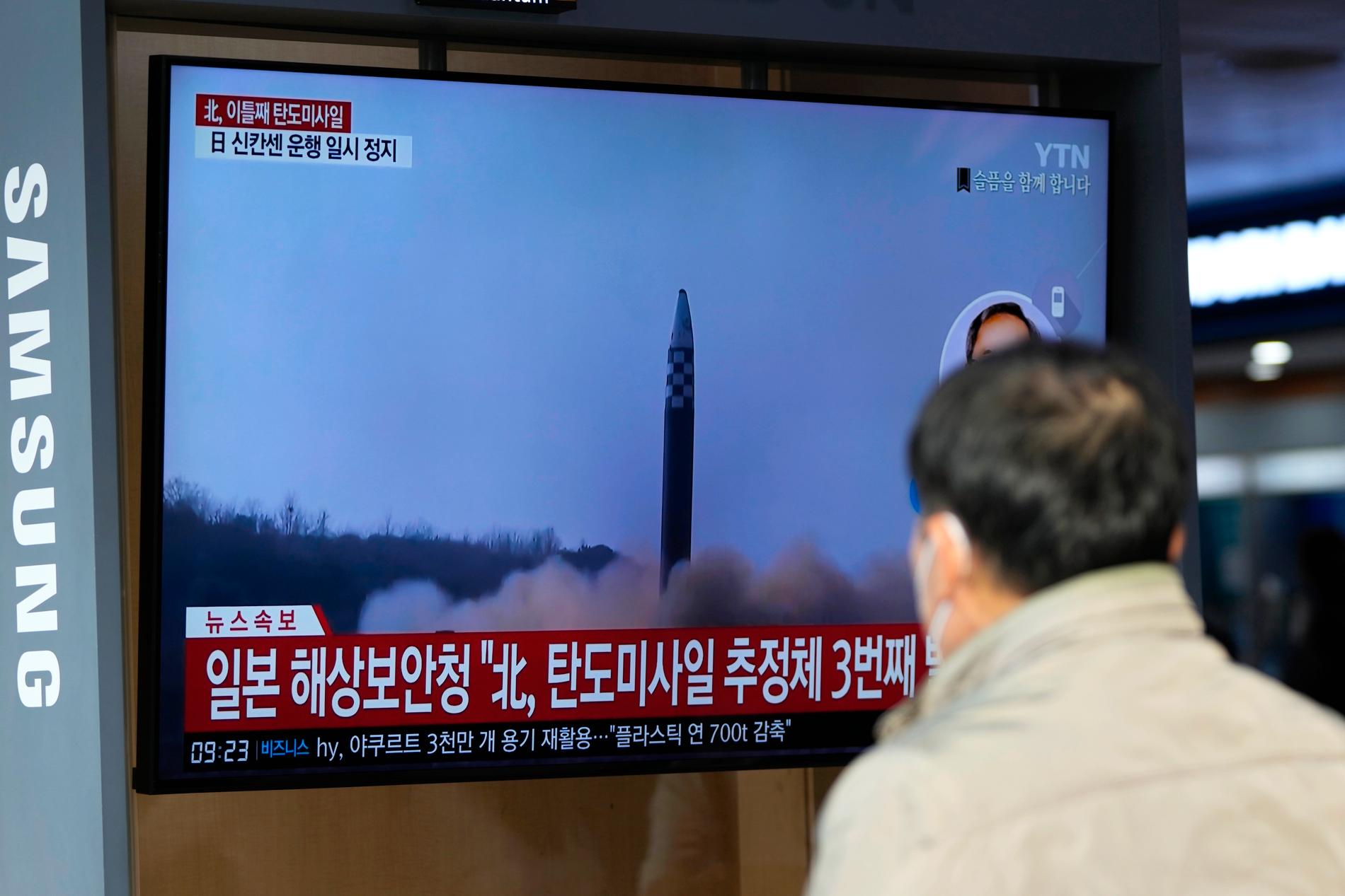 En tv-skärm visar nyheterna om Nordkoreas robotattack i Sydkoreas huvudstad Seoul.