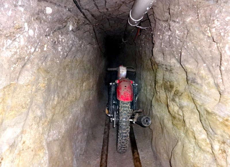 Flykthoj  Knarkkungen ’El Chapo’ flydde på motorcykel genom en 1,5 kilometer lång tunnel. Återigen lyckades han rymma innan han skulle utlämnas till USA.
