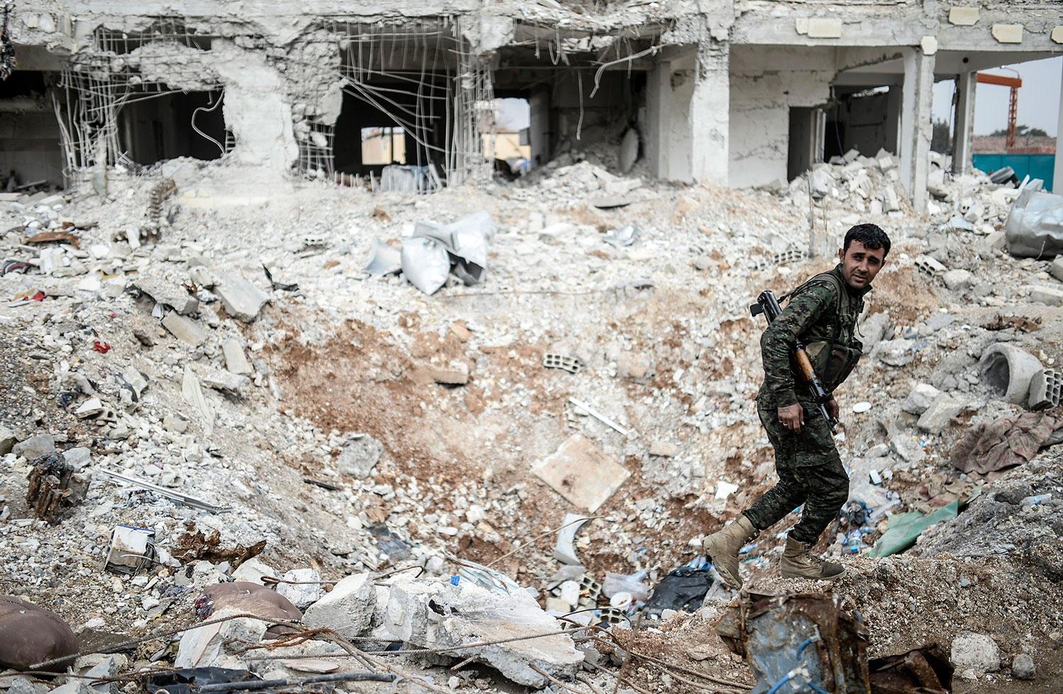 En kurdisk soldat i centrum av Kobane.