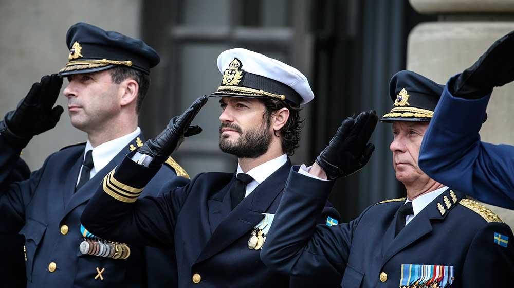 Prins Carl Philip och överbefälhavare Sverker Göranson (t h) närvarar vid högvaktsavlösningen på yttre borggården på Stockholms slott under nationaldagsfirandet på lördagen.