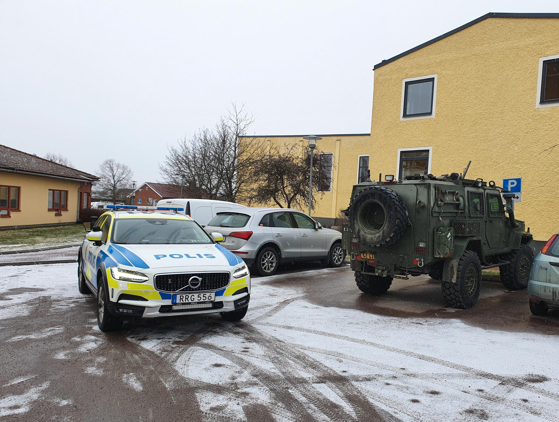 En av terrängbilarna hittades på en parkering i Tillberga.