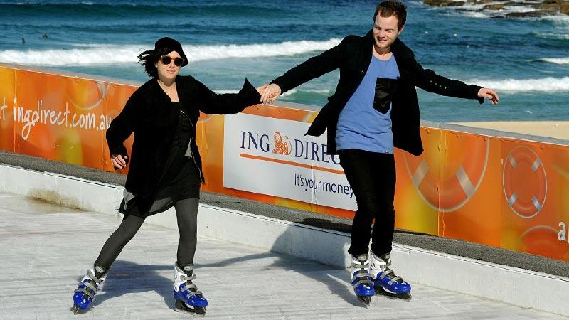 Julia Barnes och Adam Valentine testar den nya isrinken på Bondi Beach i Sydney.