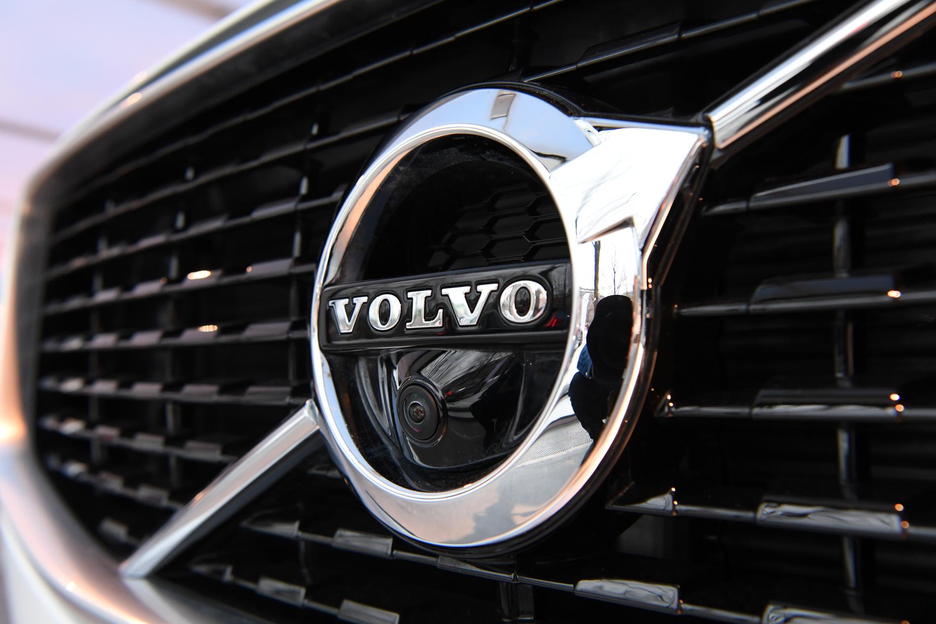Volvo Cars försäljning i Sverige föll med över 30 procent i januari. Biltillverkaren skyller nedgången på det nya skattesystemet, som skärptes ytterligare vid årsskiftet. Arkivbild.